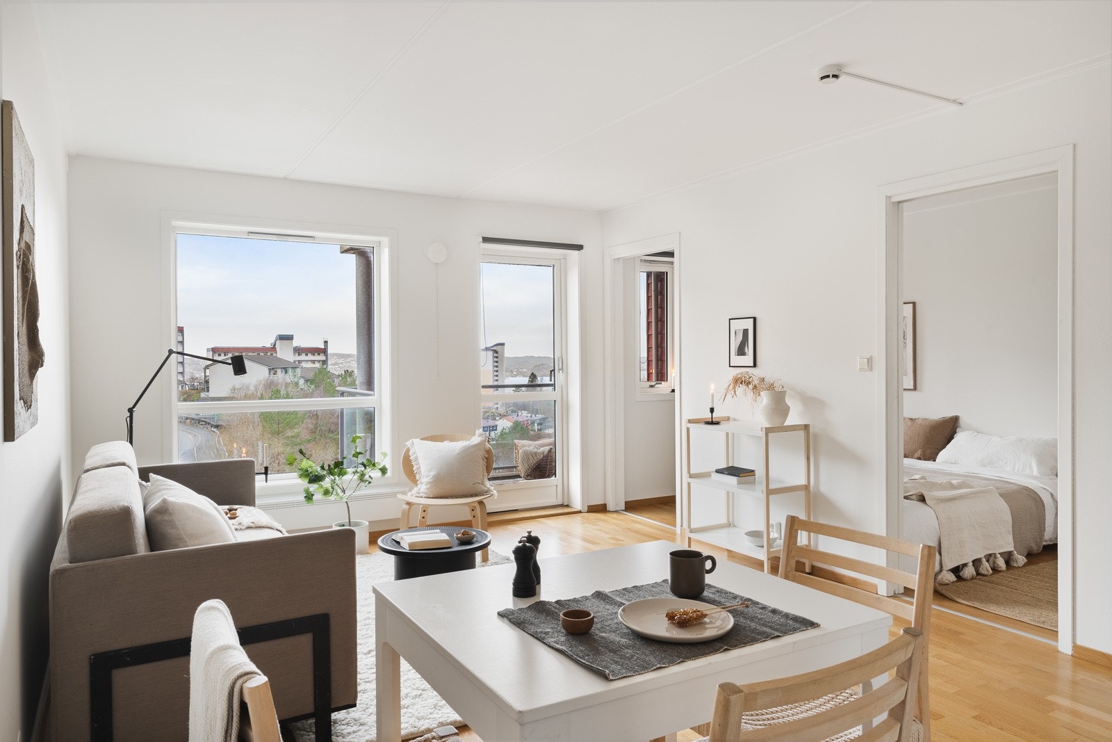 Nyt morgen kaffien ved spisebordet eller i sofaen med flott utsikt. Galleribilde