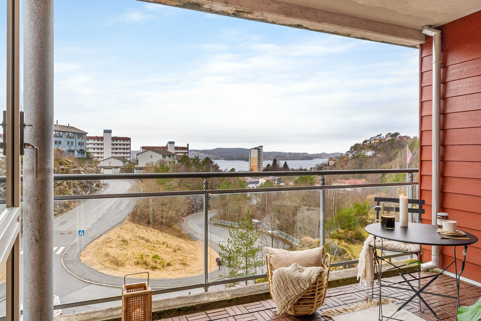 En lys og trivelig leilighet med flott utsikt og gode solforhold. Galleribilde
