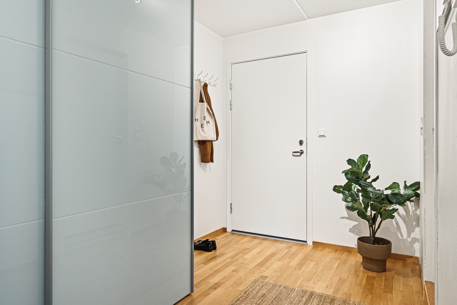 Inngangsparti med callinganlegg, det er også god plass til oppheng av klær og yttertøy. Galleribilde