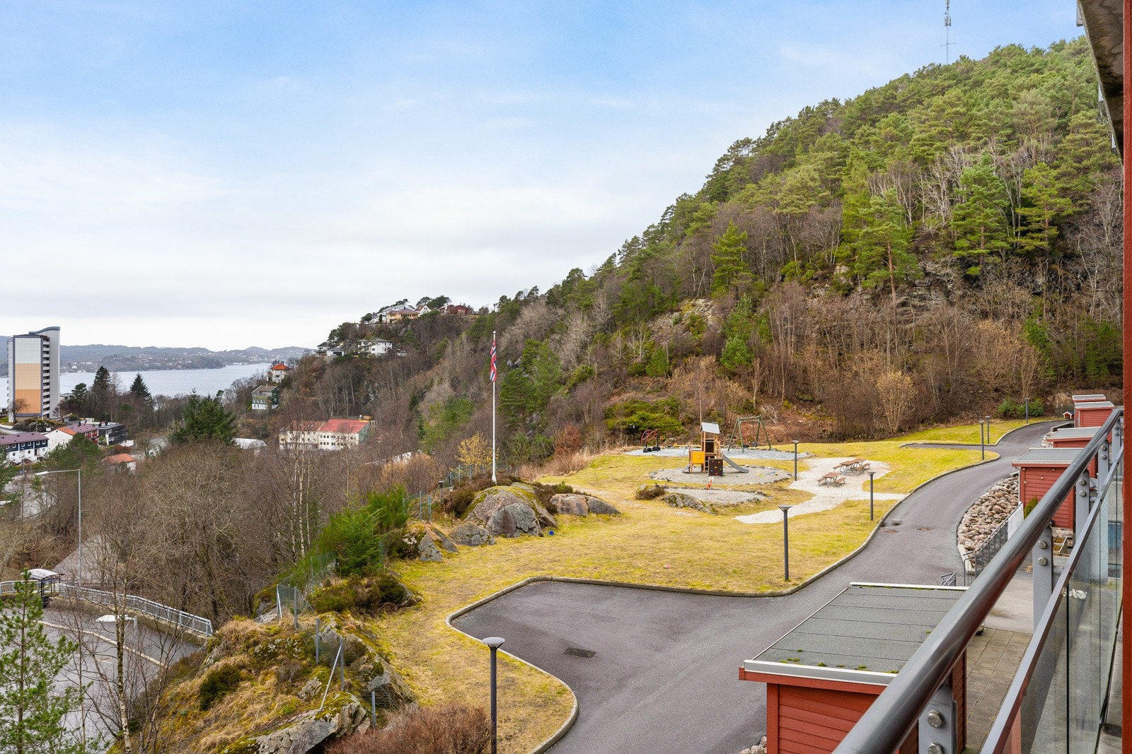 Fra balkongen har du flott utsikt mot sameiets lekeplass, grøntområder og byfjorden. Galleribilde