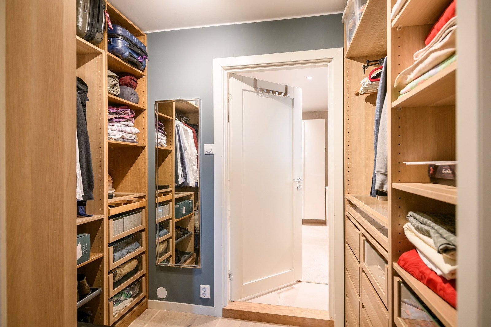 Walk-in closet. Galleribilde