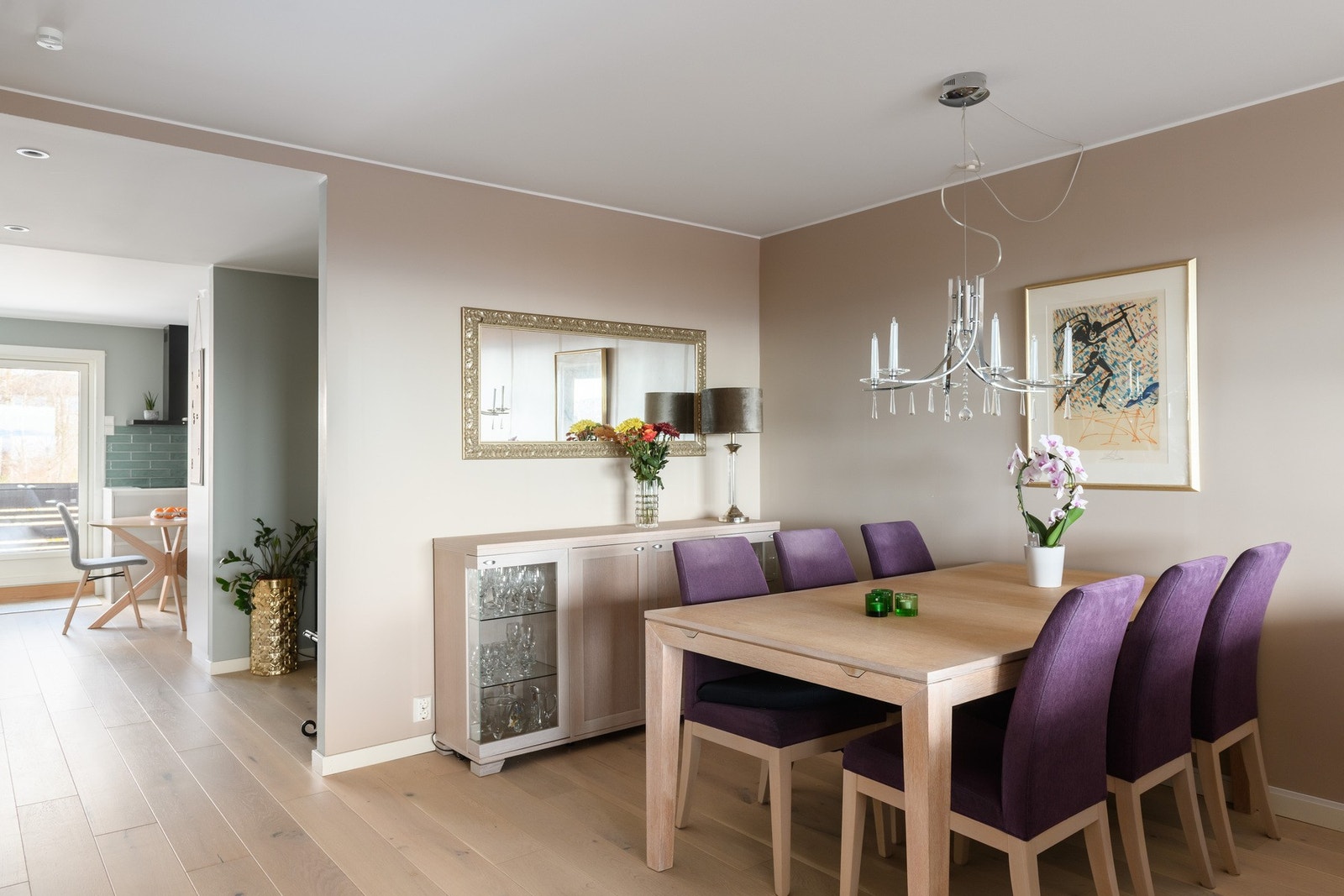 God plass til et langstrakt spisebord ved behov. Galleribilde