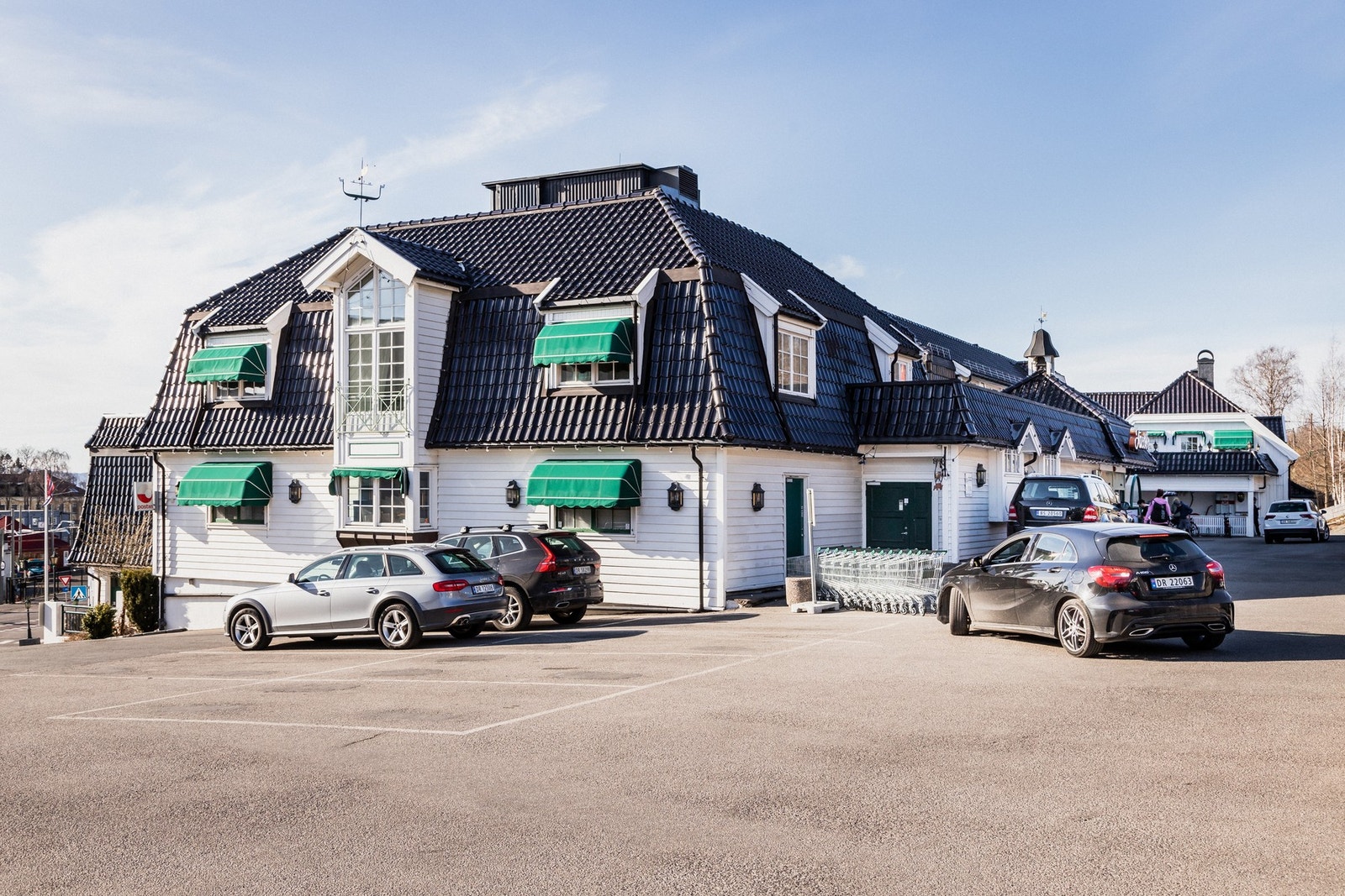 Gangavstand til koselige Holtet med caféer, bakerier, delikatesseforretninger og mye mer (Jacob´s er under oppussing). Galleribilde