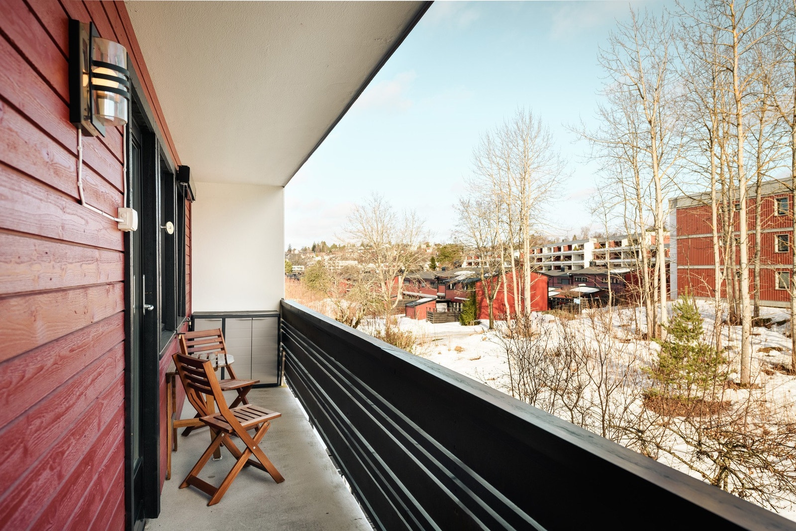 Østvendt veranda på ca. 10kvm. med adkomst fra kjøkkenet. Galleribilde