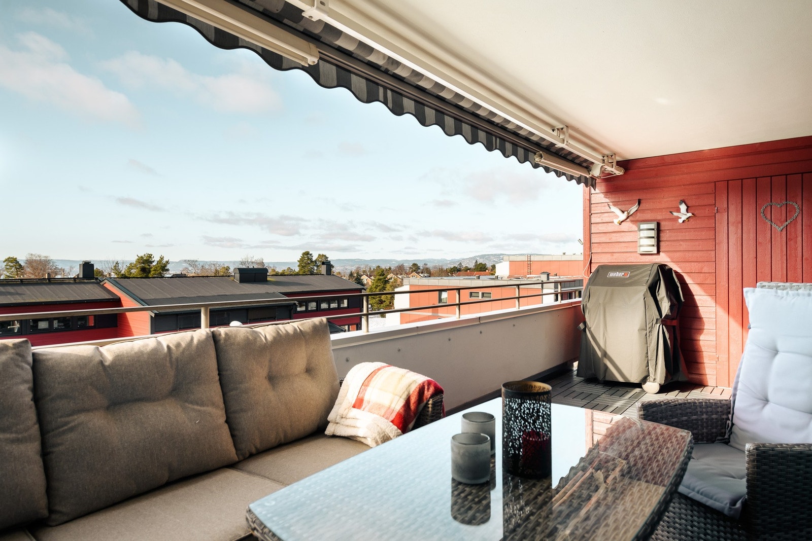Plass til flere soner på terrassen. Bod til oppbevaring i enden. Galleribilde