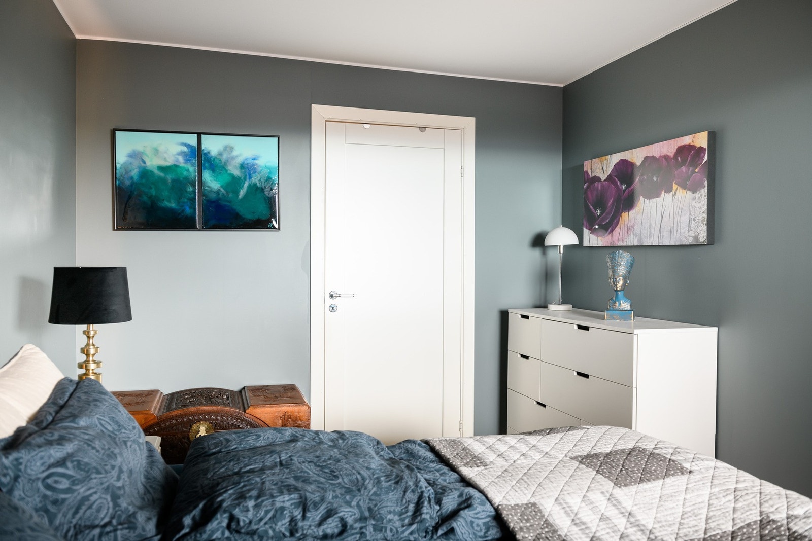 God plass til dobbetseng og nattbord. Galleribilde