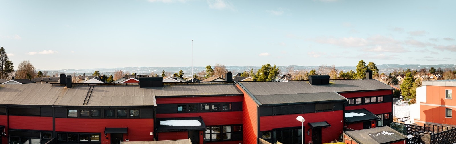 Herlig utsyn fra terrassen mot fjorden. Her kan du nyte dagene. Galleribilde