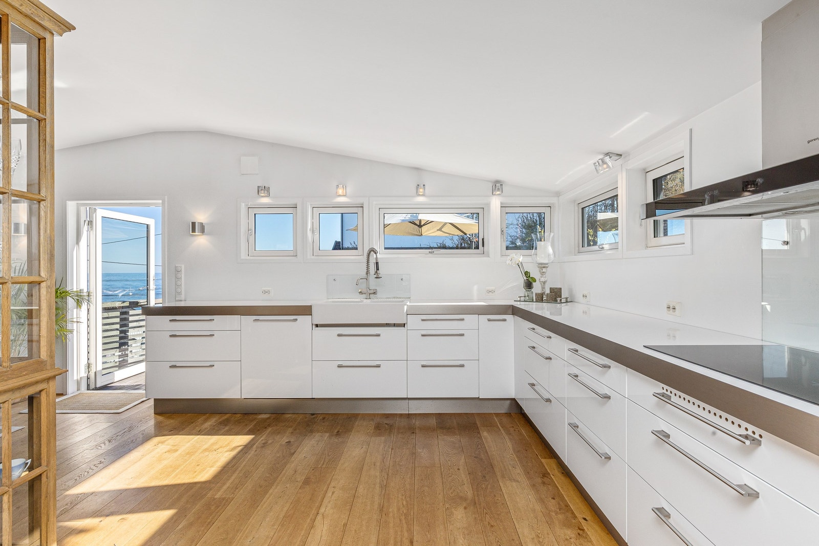 Kjøkkenet har rikelig med benke- og skapplass. Galleribilde