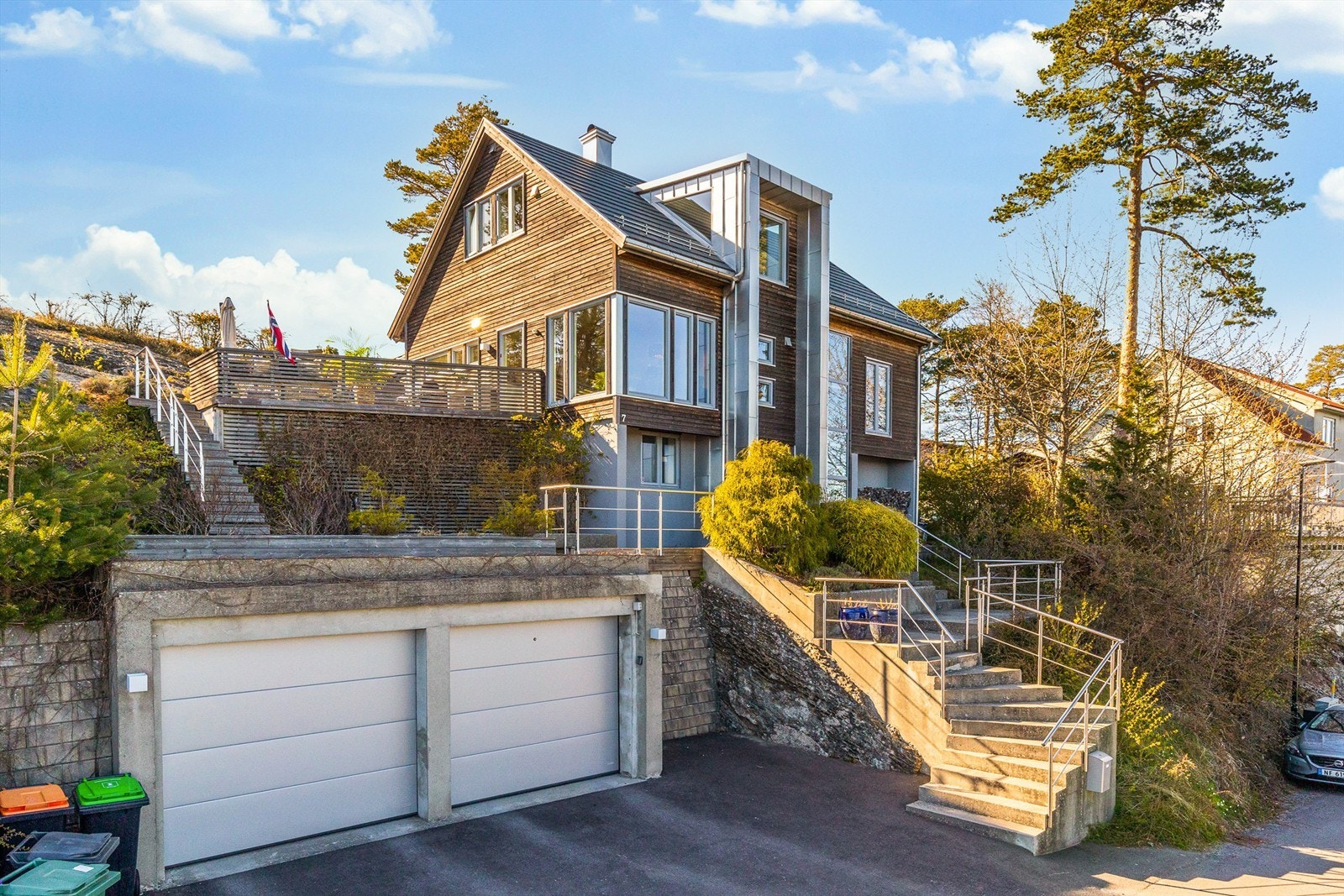 Huset har en bra standard, og har vært gjennom en omfattende ombygging og er betydelig påkostet i senere tid. Galleribilde