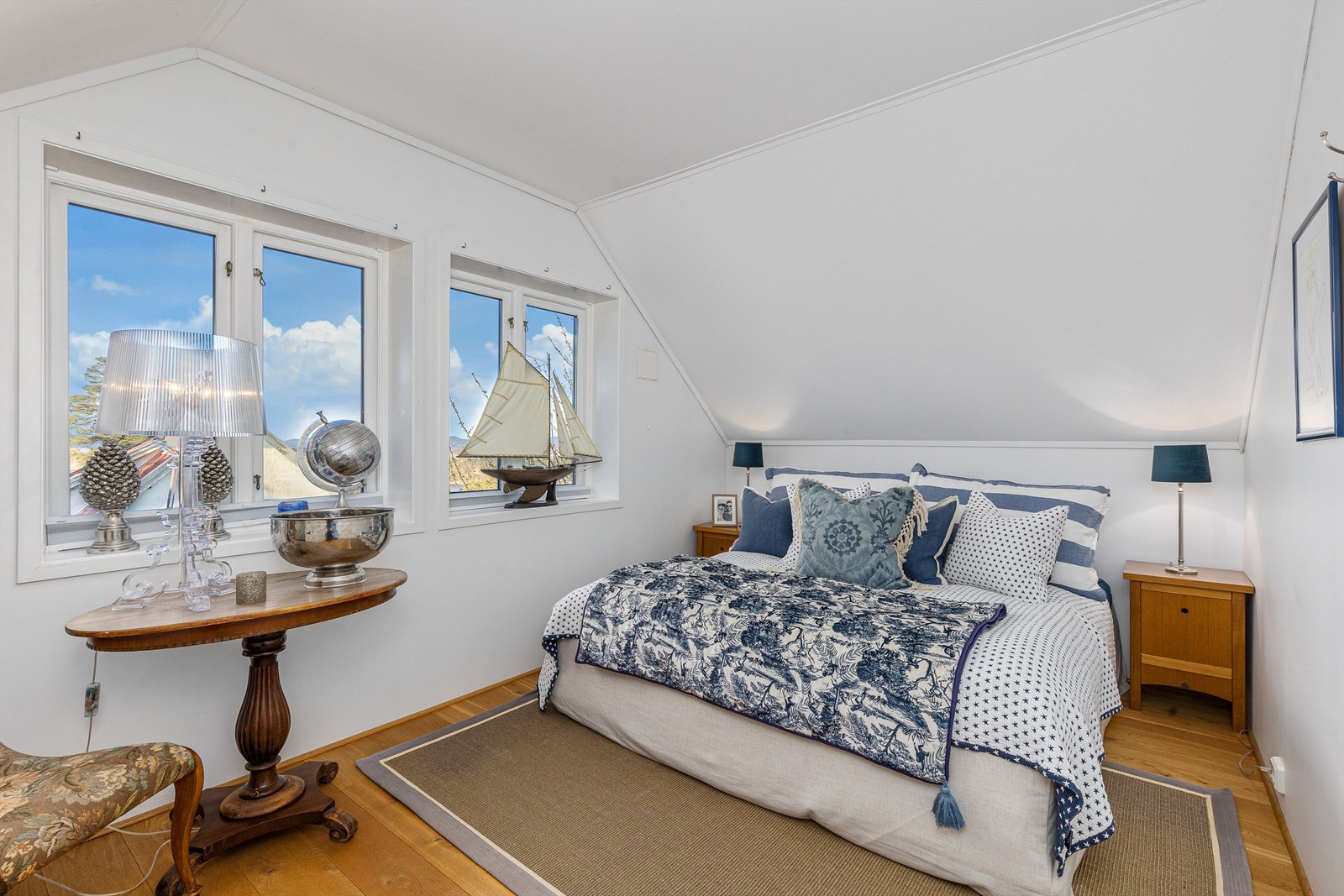 To av husets fire soverom er også plassert i 2. etasje. Galleribilde