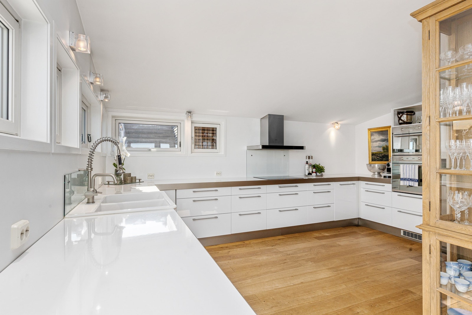 Huset har et stort og effektivt kjøkken, hvor du kan lage mat adskilt fra stuen, men likevel enkelt kommunisere med familie og gjester. Galleribilde