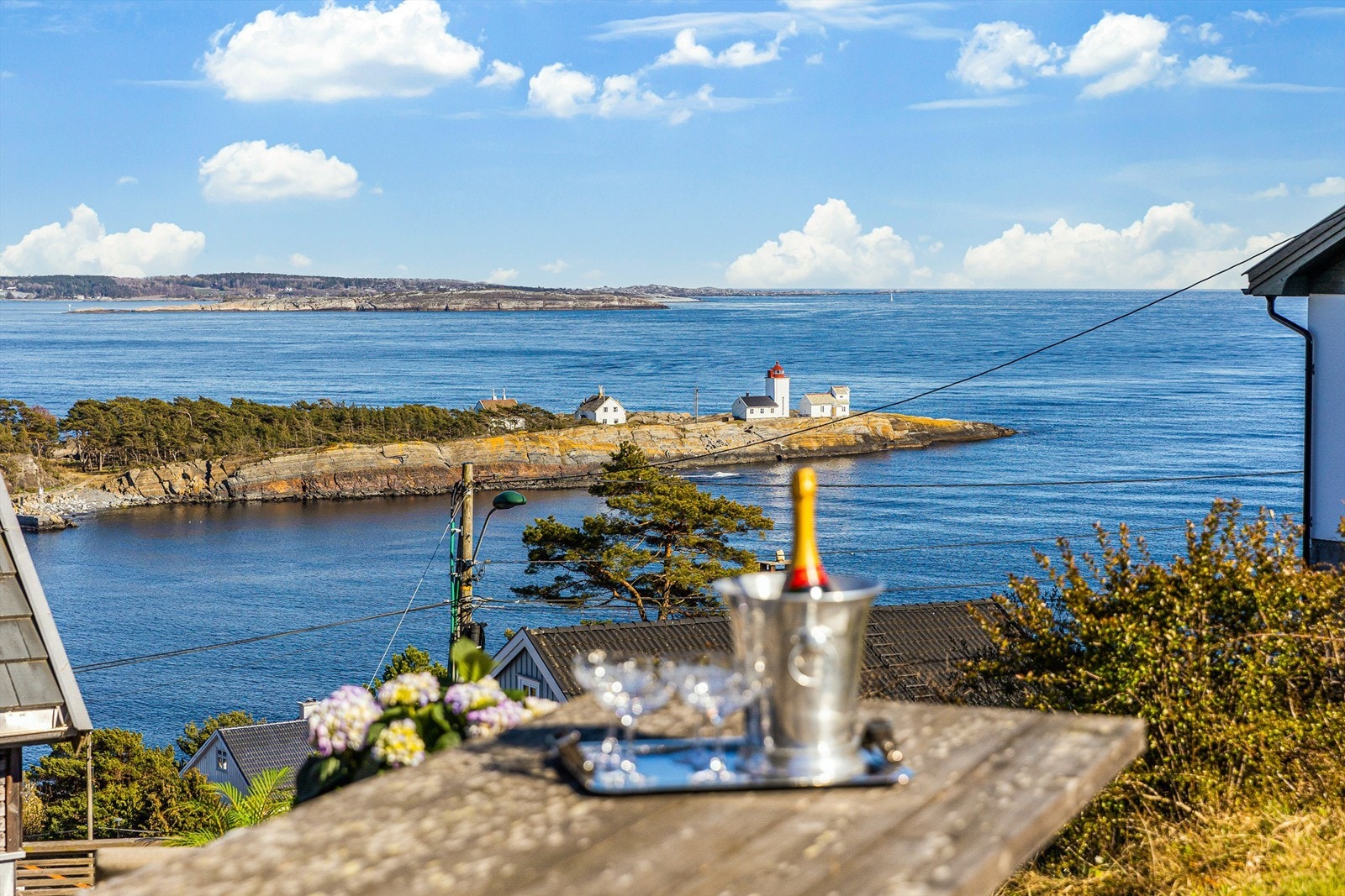 Langøytangen fyr er et maleri fra eiendommen. Galleribilde