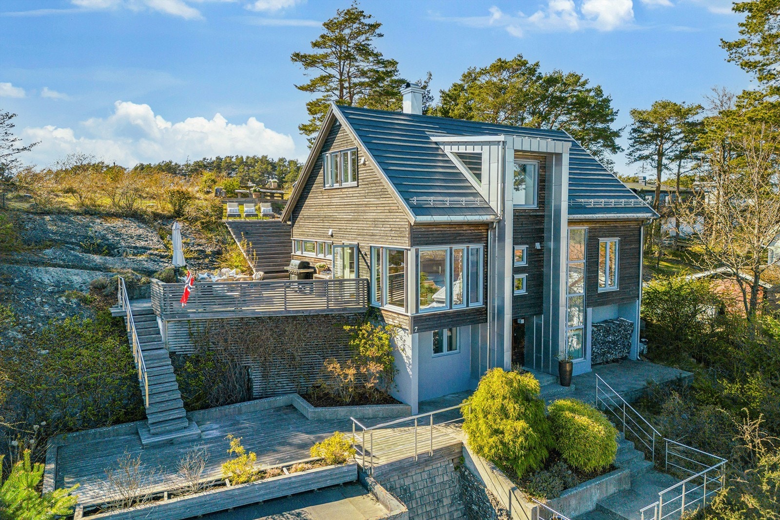 Huset har eksklusiv Kebony-ytterkledning og deler tekket med sinkplater. Galleribilde