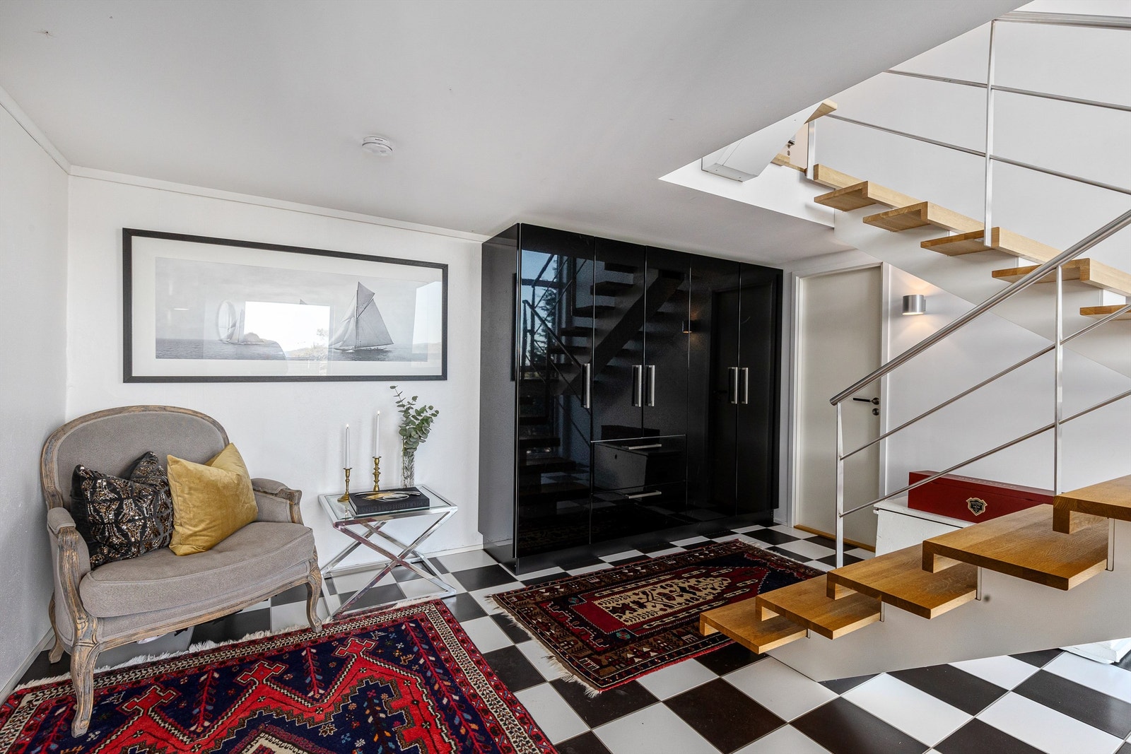 I underetasjen er det en romslig hall, et soverom og en bod med gode lagringsmuligheter. Galleribilde