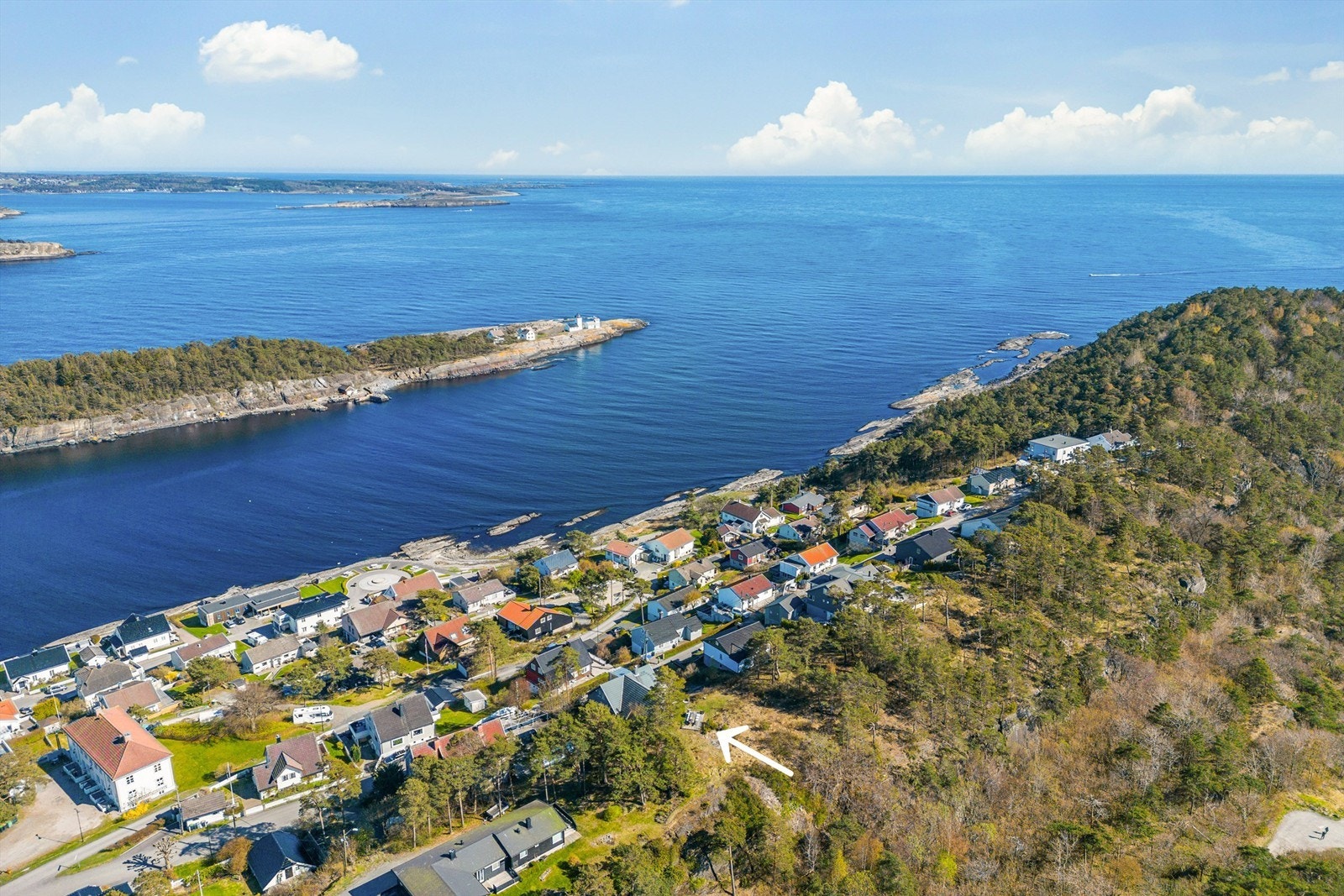 Området ytterst på Langesundshalvøya er stille og rolig, og eiendommen ligger i en blindvei uten gjennomgangstrafikk. Galleribilde