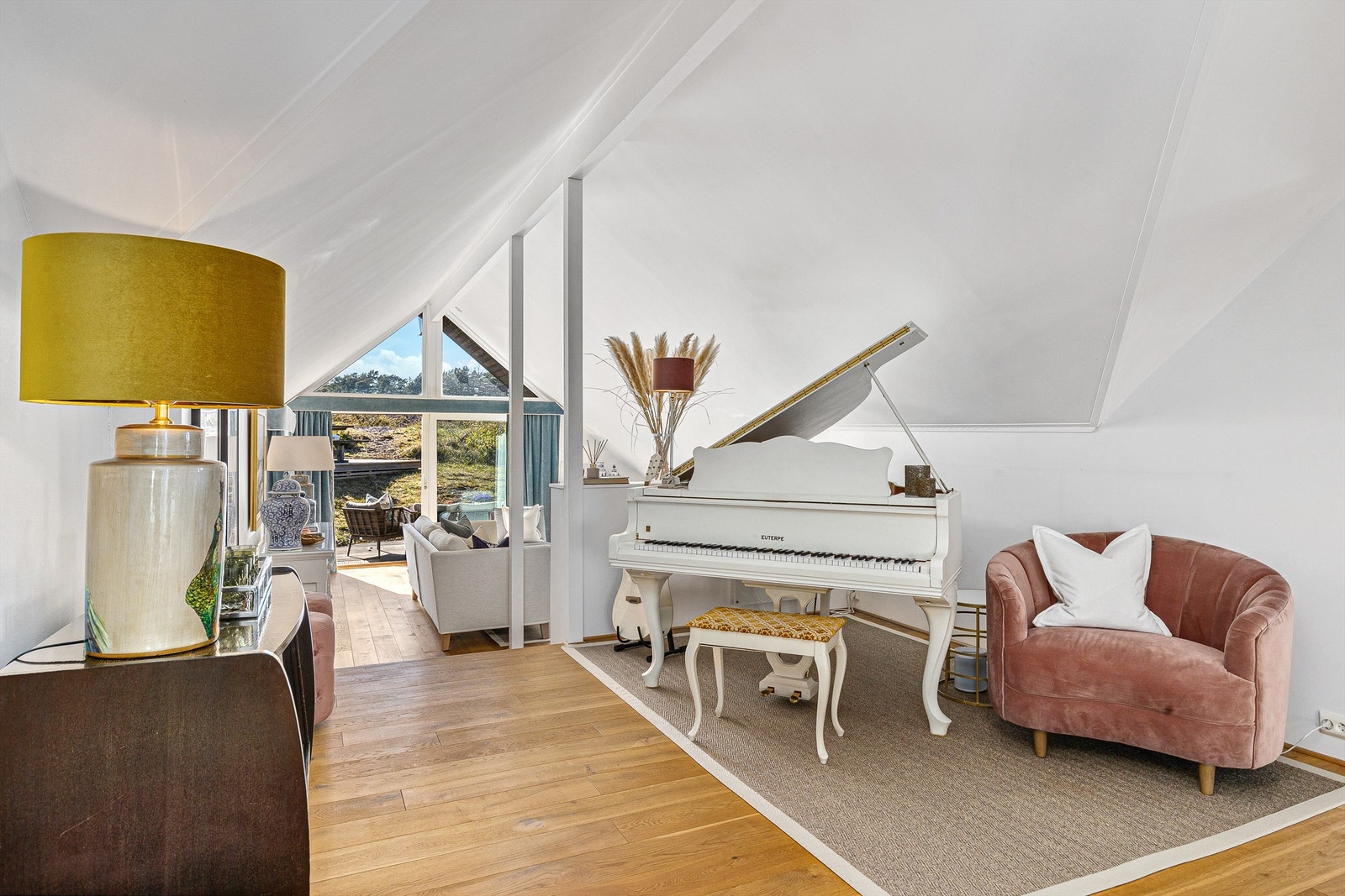 To trinn ned forlenges stuen. Galleribilde