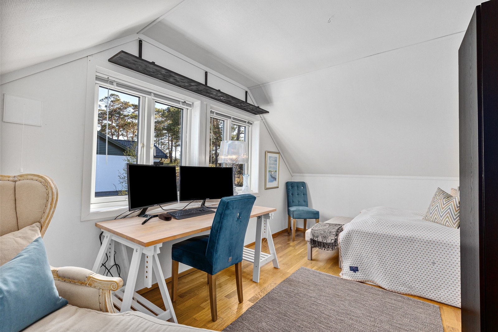 Den ene soverommet i 2. etasje fungerer også utmerket som hjemmekontor. Galleribilde
