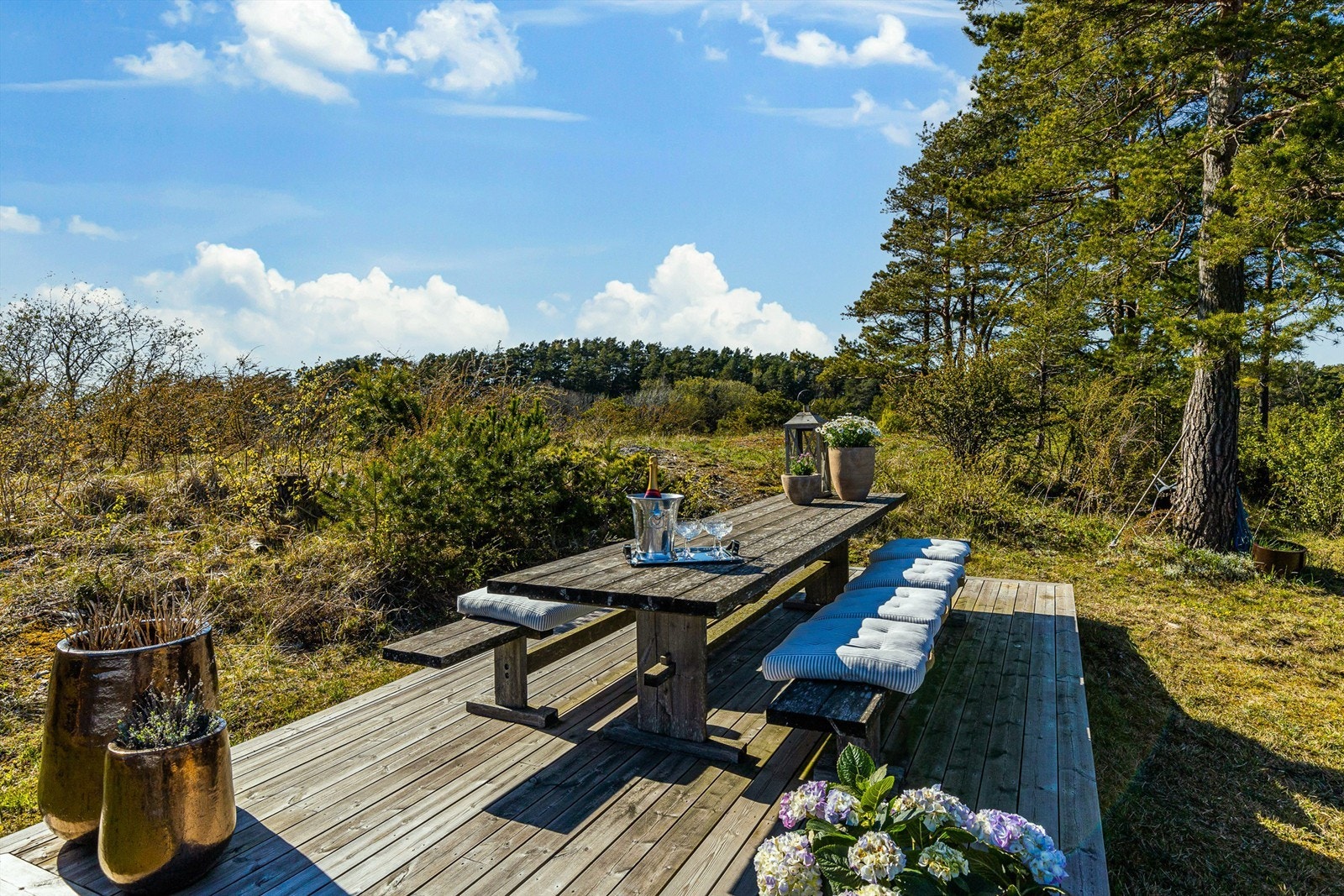 Terrassen på toppen av tomten ligger delvis utenfor tomtegrensen, på området som er regulert til friområde. Galleribilde