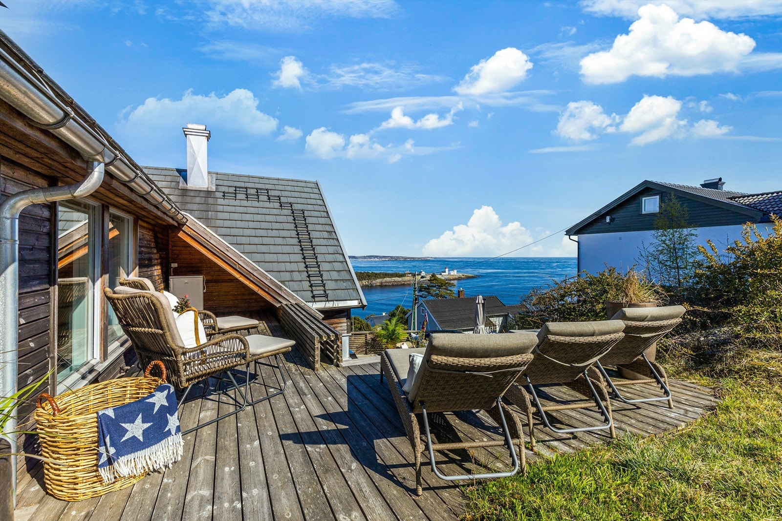 Den ene uteplassen er utstyrt med solsenger. Galleribilde