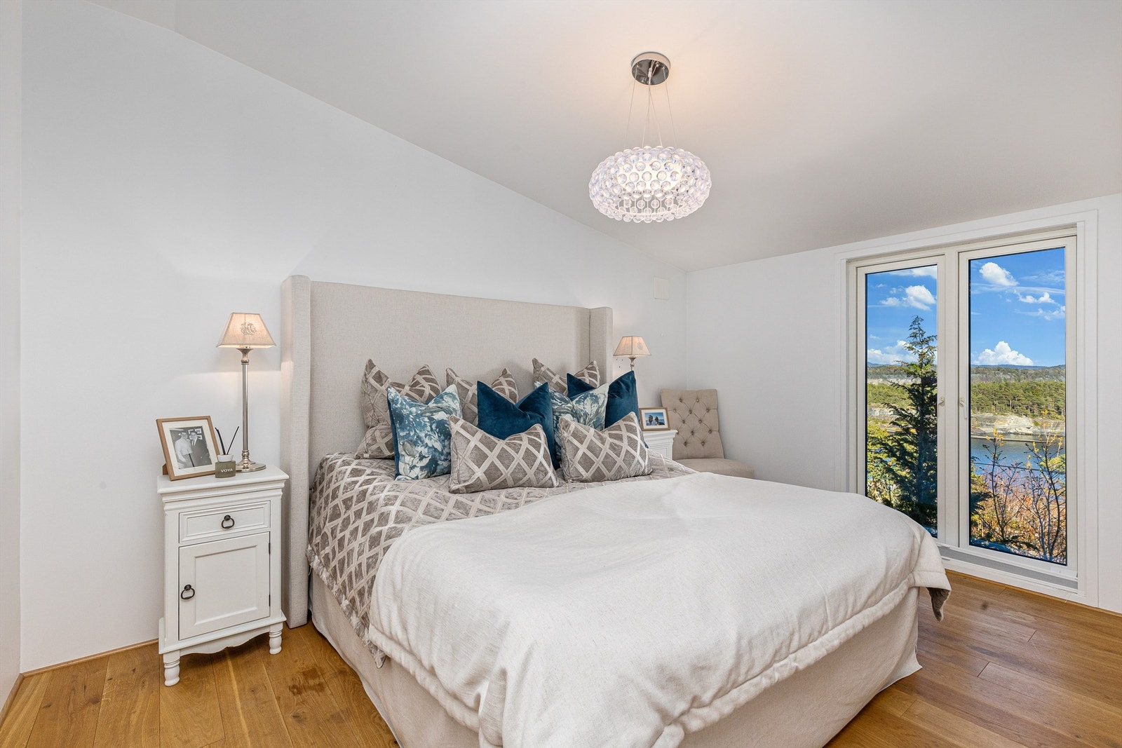 Hovedsoverommet er plassert i kort avstand fra badene. Galleribilde