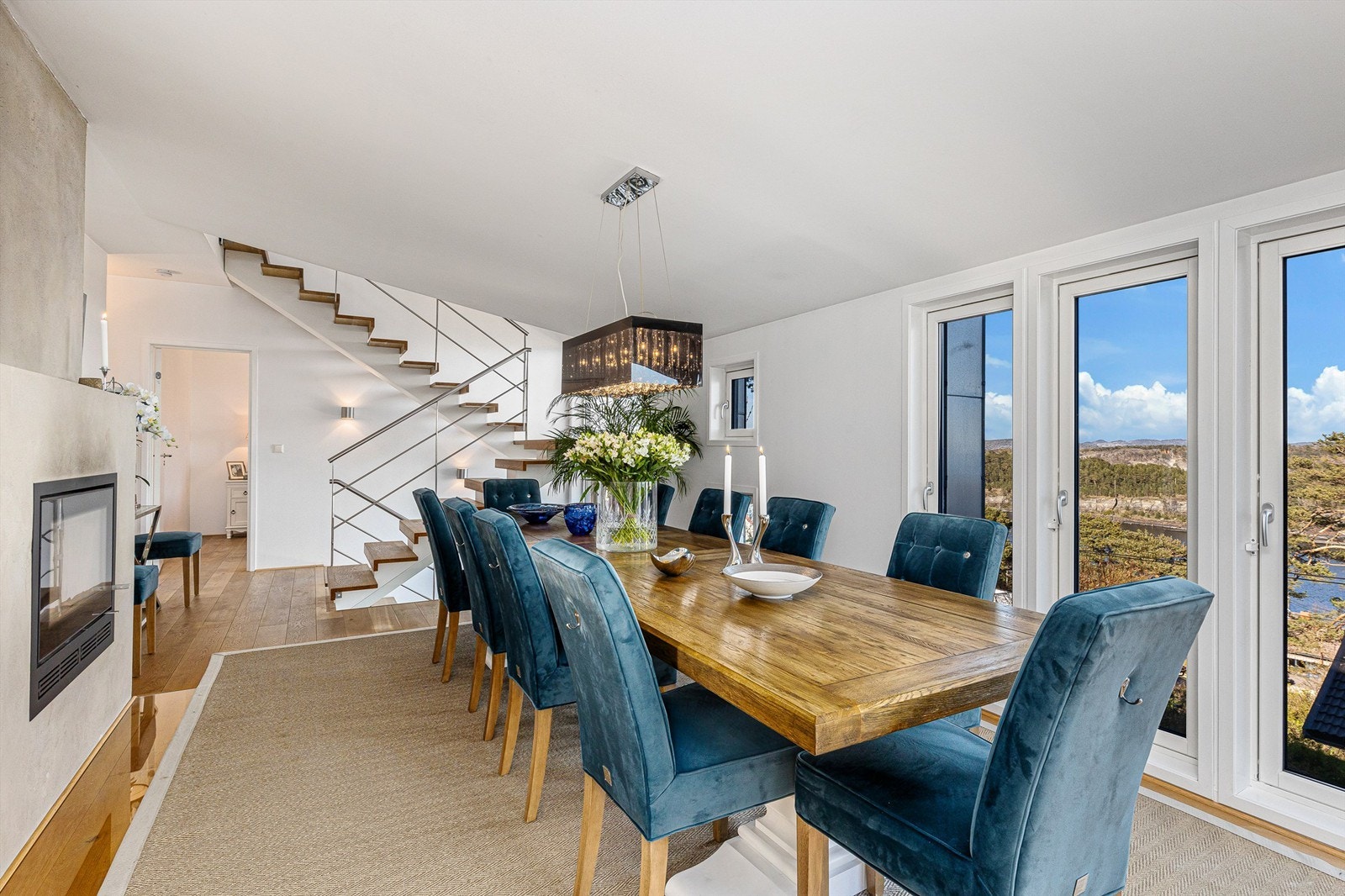 I stuen er det god plass til et stort spisebord, men også mulighet til å tilrettelegg for TV-stue. Galleribilde