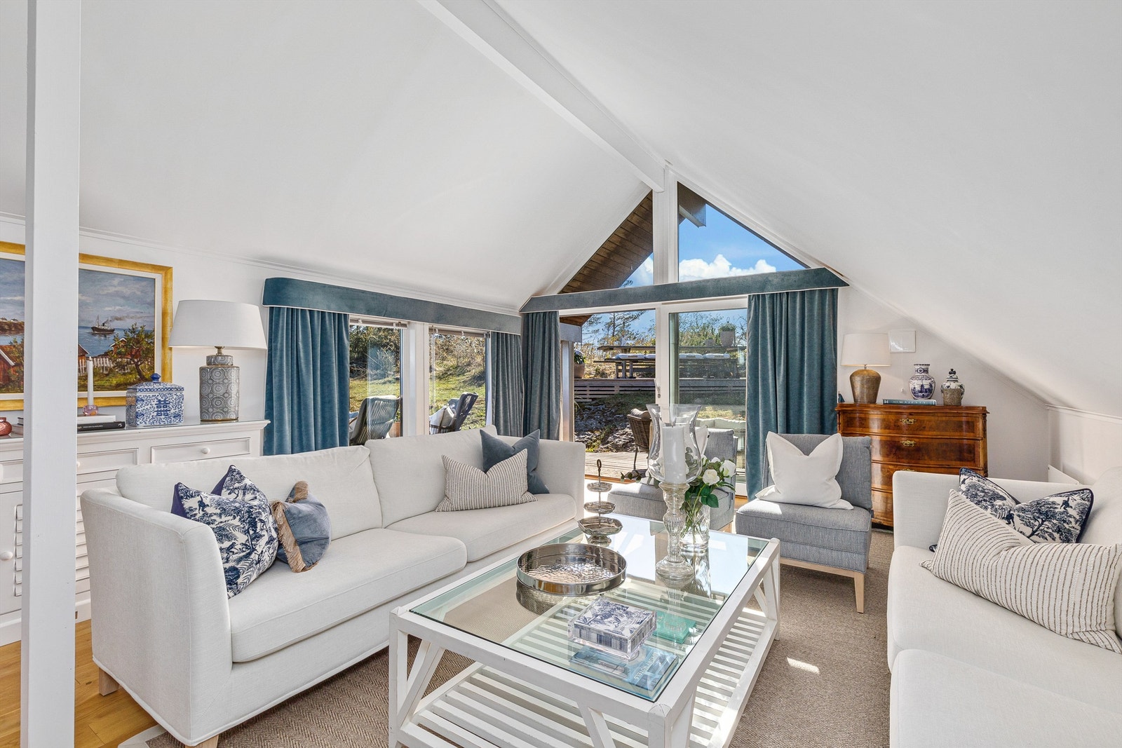 Fra stuen er det en stor skyvedører som fører direkte ut til en usjenert og delvis overbygd uteplass. Galleribilde