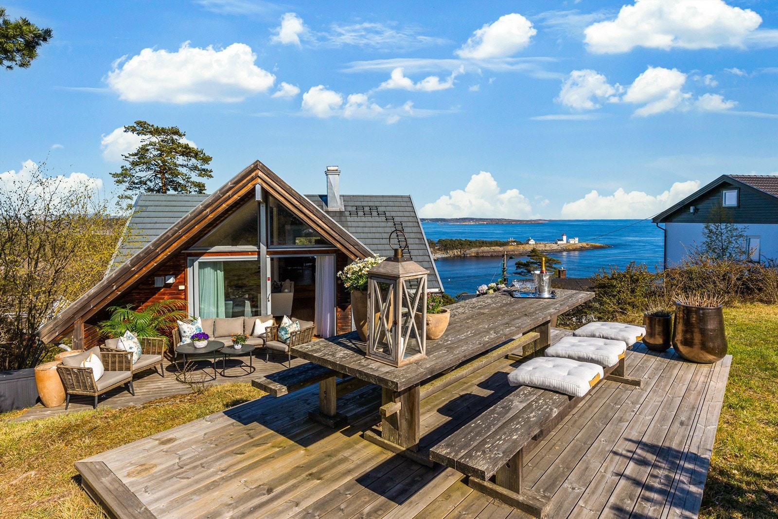 Terrassen på toppen av tomten ligger delvis utenfor tomtegrensen, på området som er regulert til friområde. Galleribilde