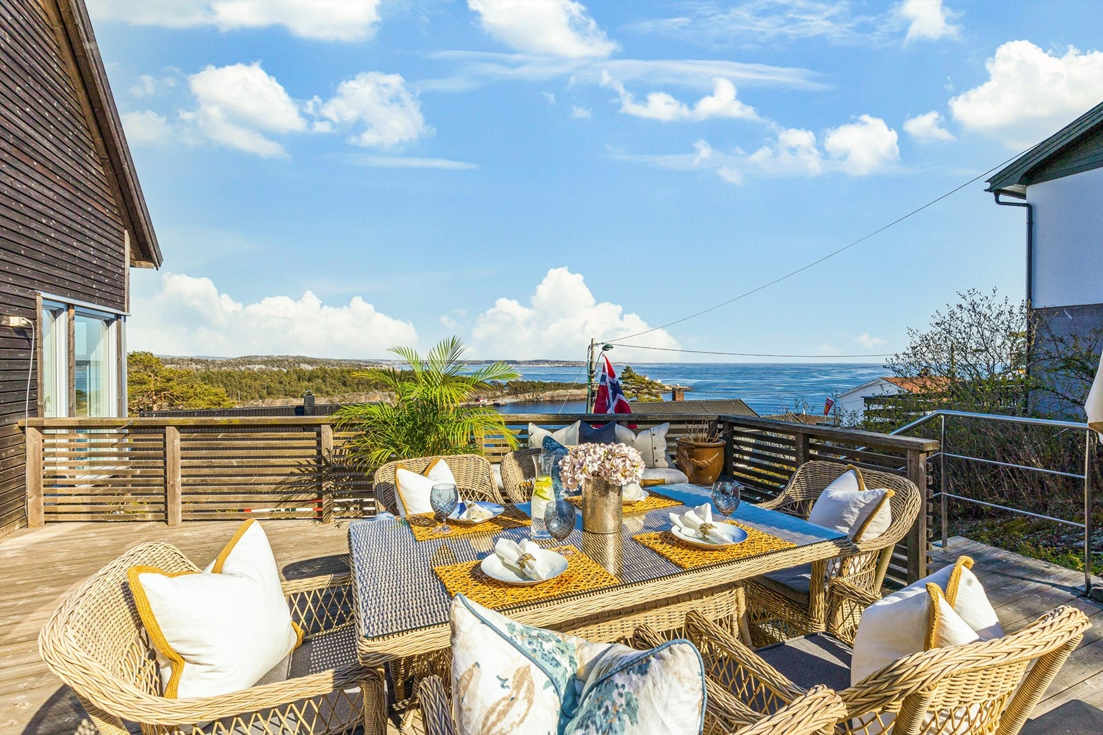 Uteplassene er nydelige og lettstelte, og har en fantastisk utsikt. Galleribilde