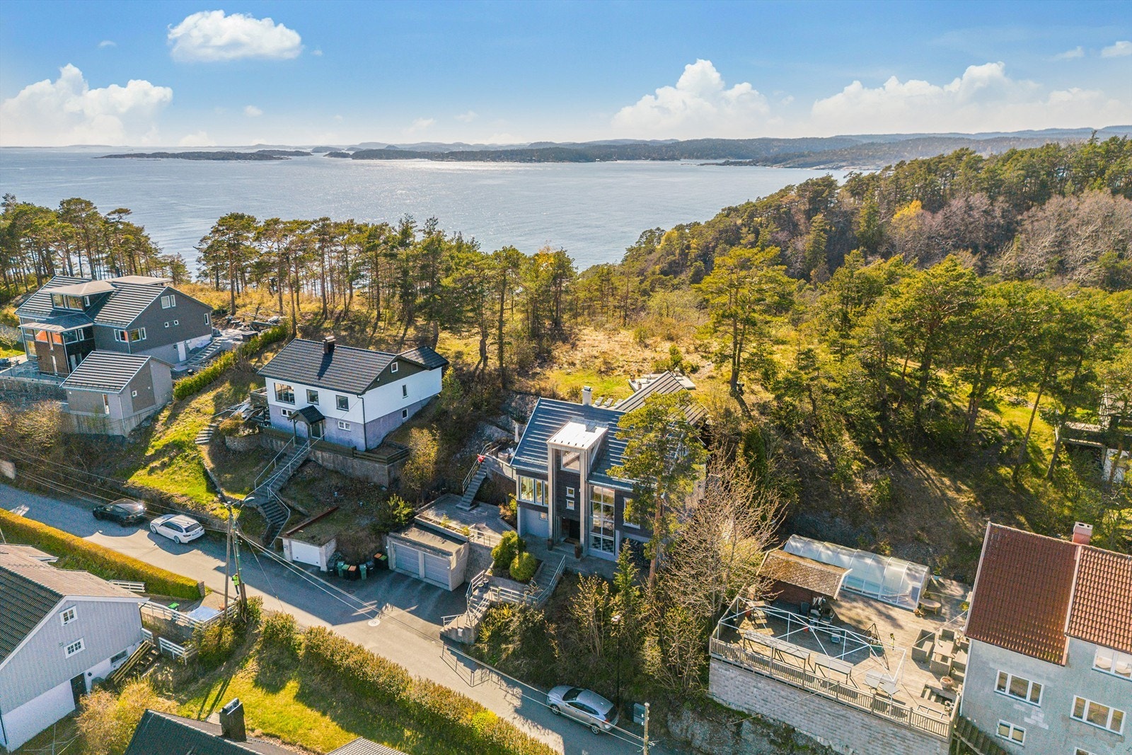 Fra eiendommen er det en snarvei med få minutters gange ned til den populære badeplassen Steinvika. Galleribilde