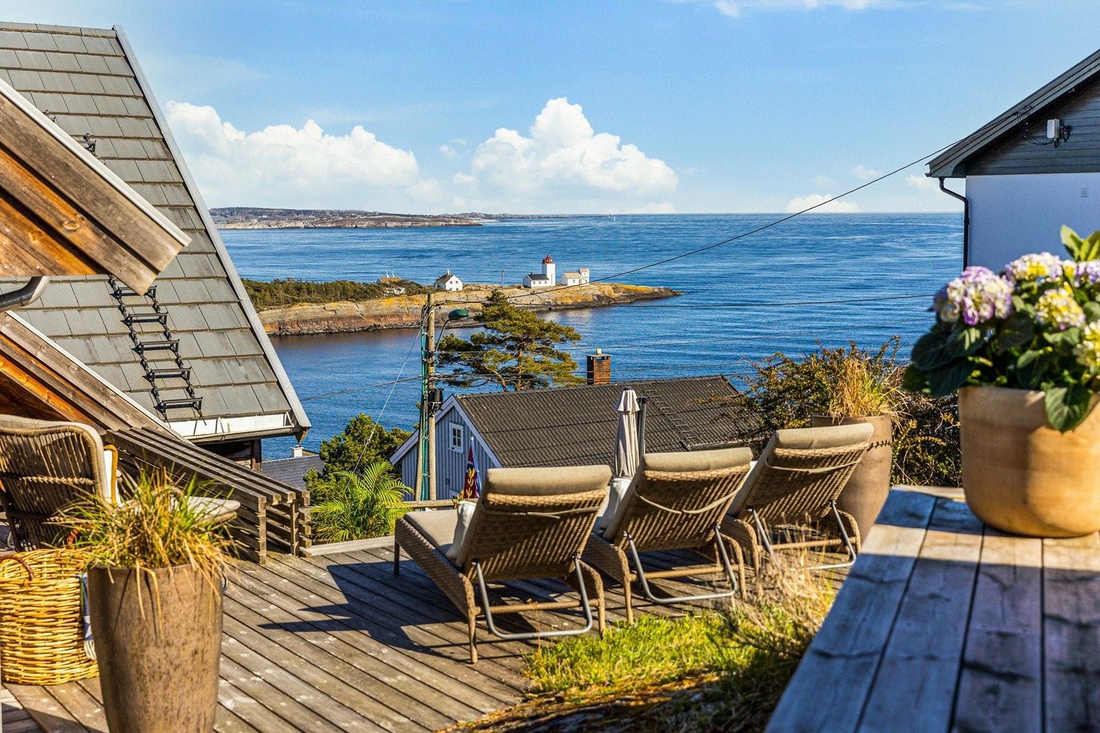 Dette er en av Langesunds beste tomter med tanke på utsikt, sol og lite innsyn. Galleribilde