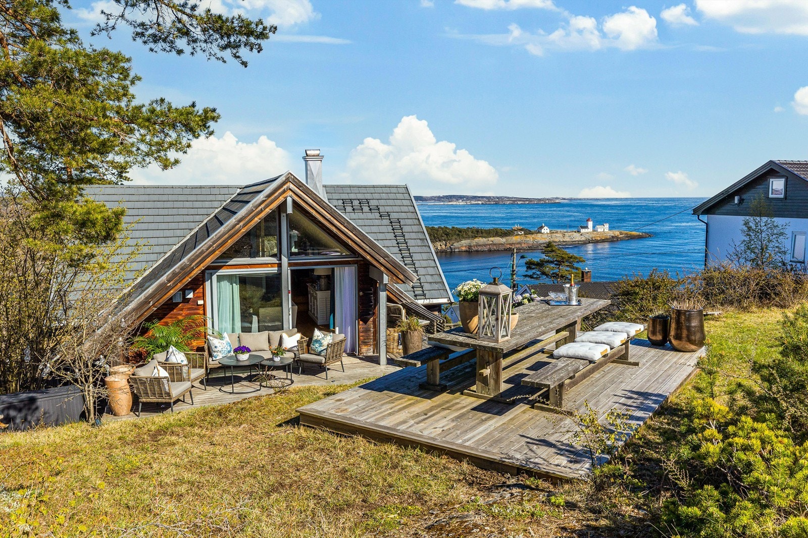 Denne perlen av en eiendom ligger fint til ytterst på Langesundshalvøya. Galleribilde