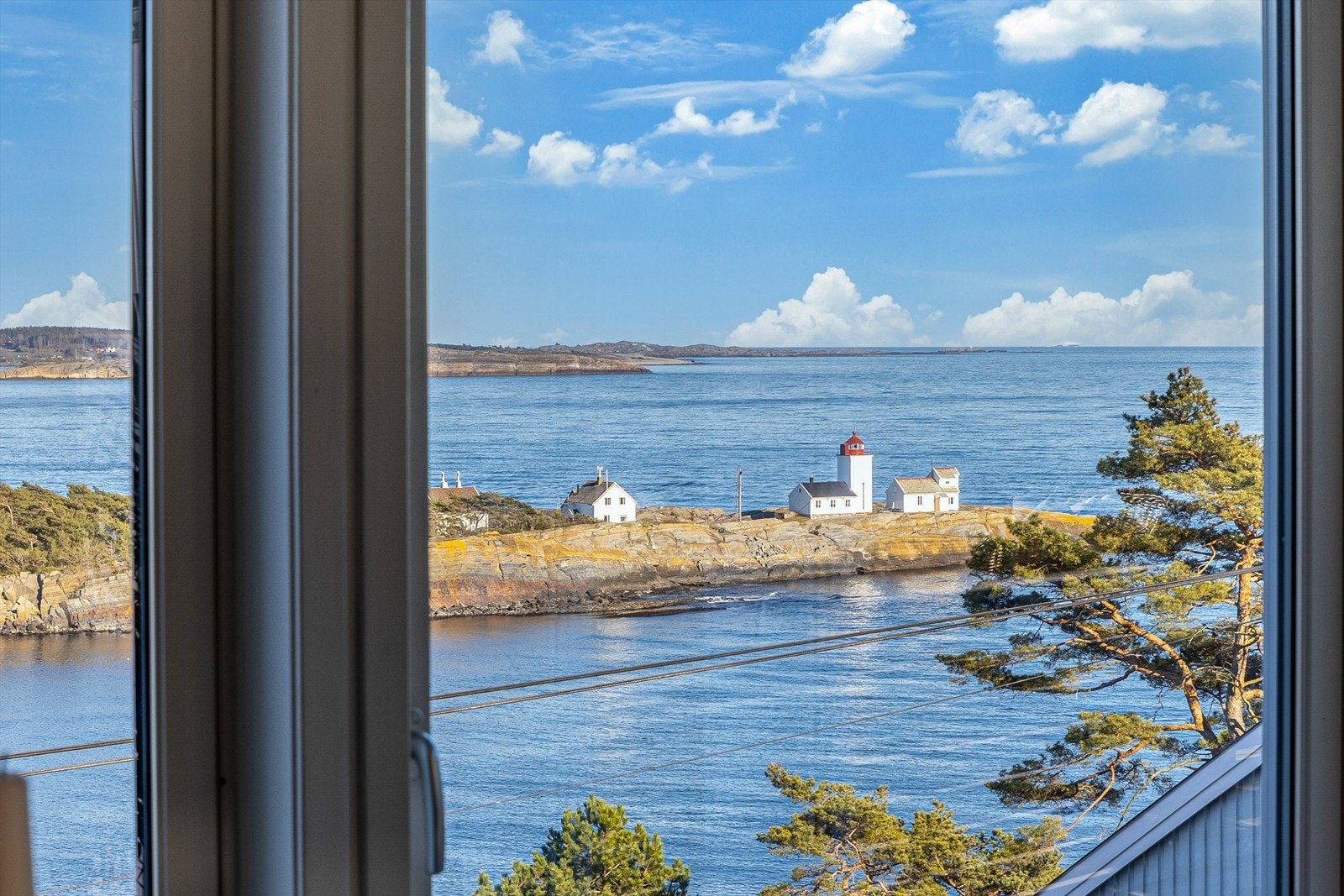 Vinduene fra gulv til tak rammer inn en vakker utsikt. Galleribilde