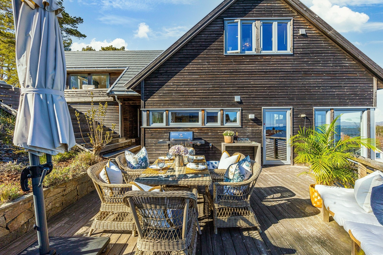 Terrassen rett utenfor kjøkkenet er stor og praktisk, noe som gjør servering enkelt når du har gjester Galleribilde