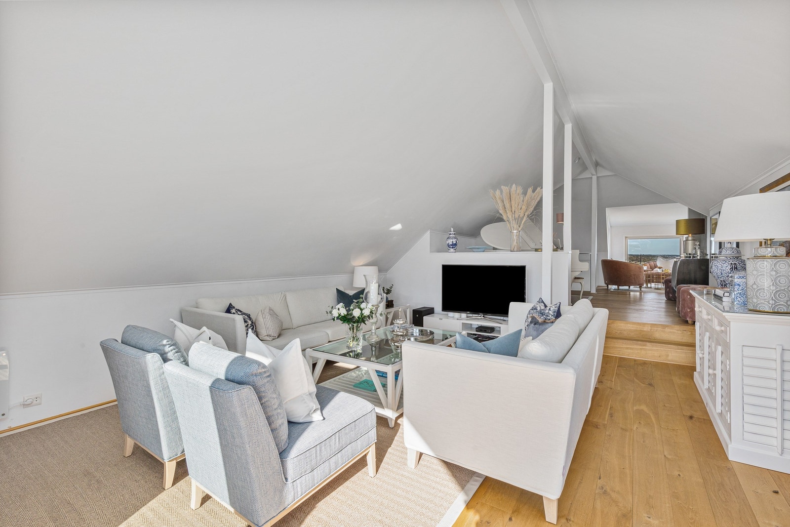 Det er hovedsakelig helstavs eikeparkett i stuer, kjøkken og på soverommene, mens det er fliser i hall og på overflater på badene. Galleribilde