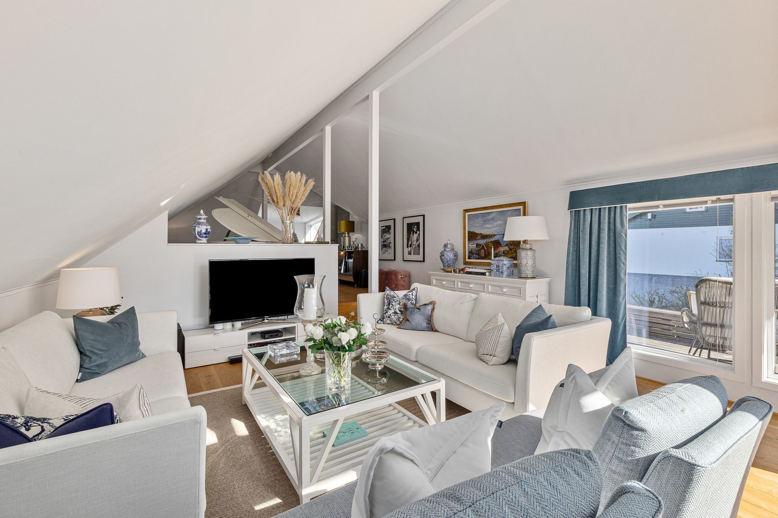 Det er stort sett lysmalte slette flater på vegger og himlingsflater i huset. Galleribilde