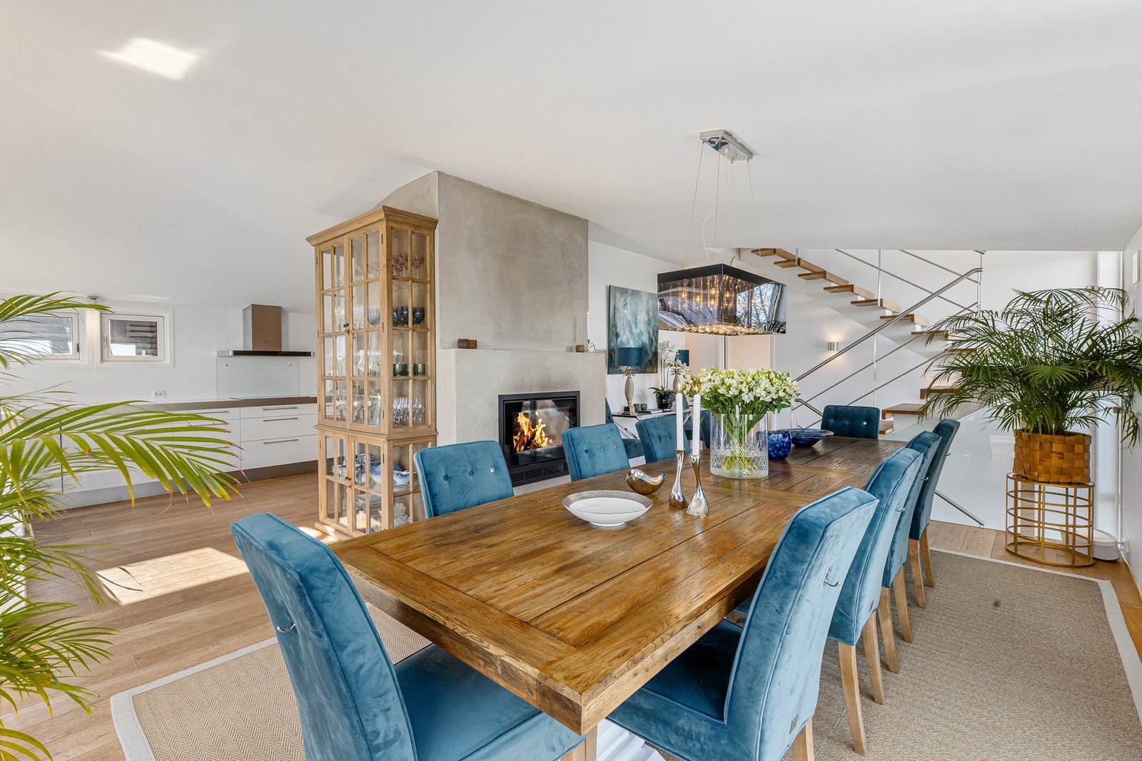 Den stramme peisen i stuen skaper en lun stemning. Galleribilde