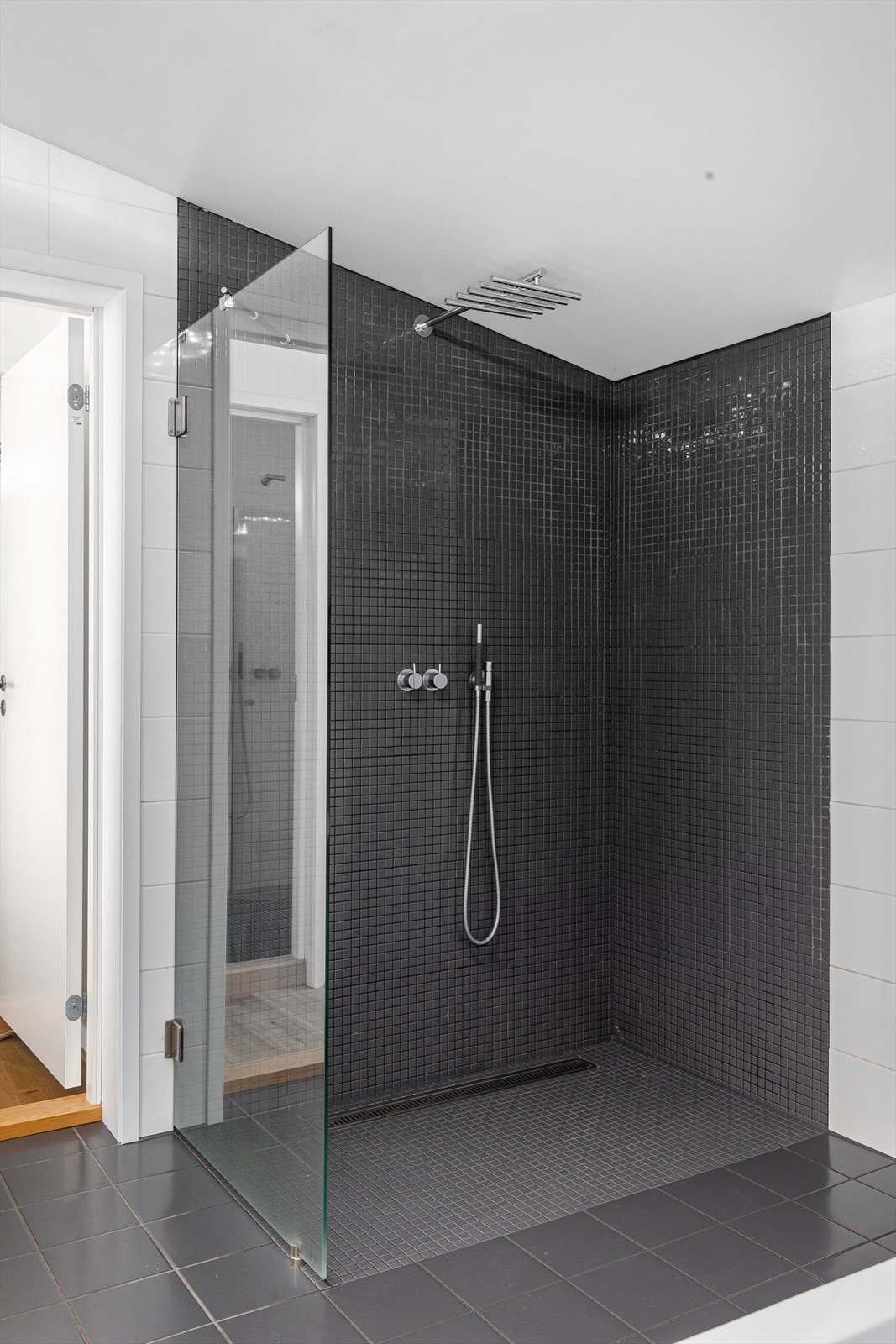 Stor dusjnisje med tak- og hånddusj. Galleribilde