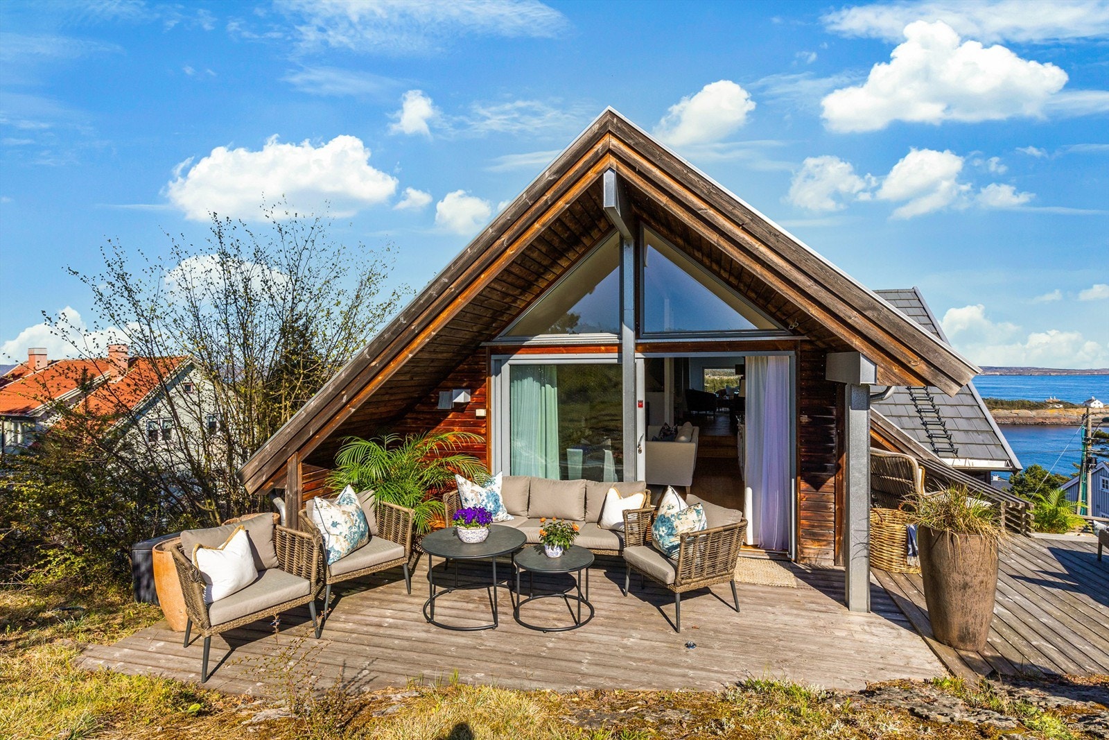 Det er en delvis overbygd og usjenert terrasse med adkomst fra stuen i 2. etasje. Galleribilde