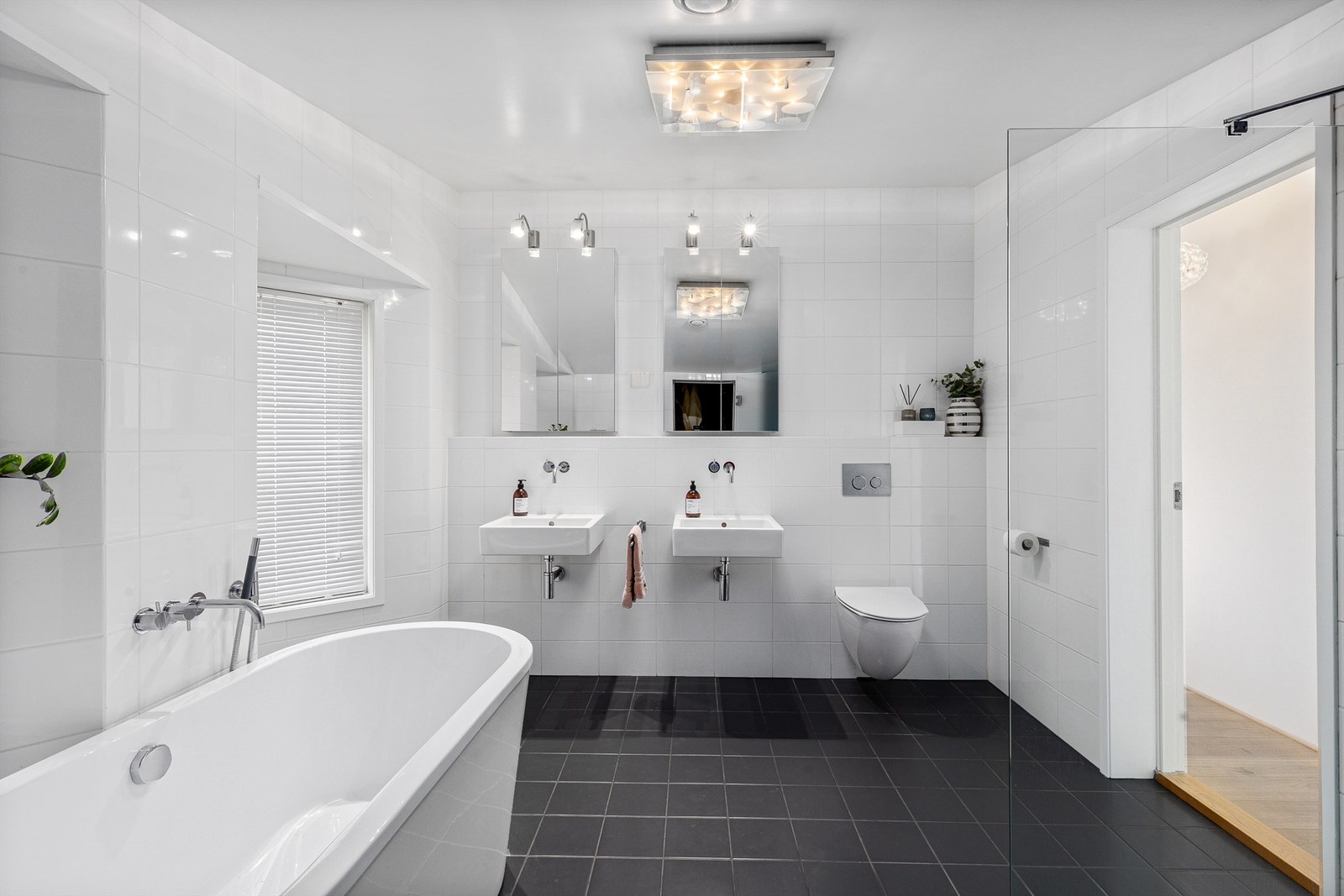 Det er også utsikt fra vinduet på hovedbadet. Galleribilde