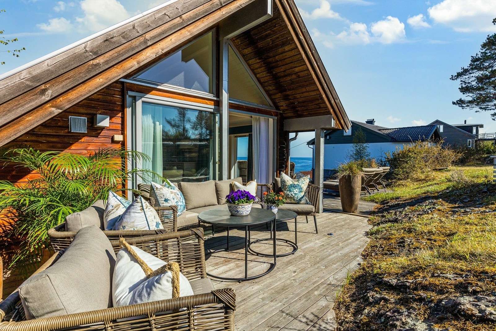 Huset har gode overganger mellom inne og ute. Galleribilde