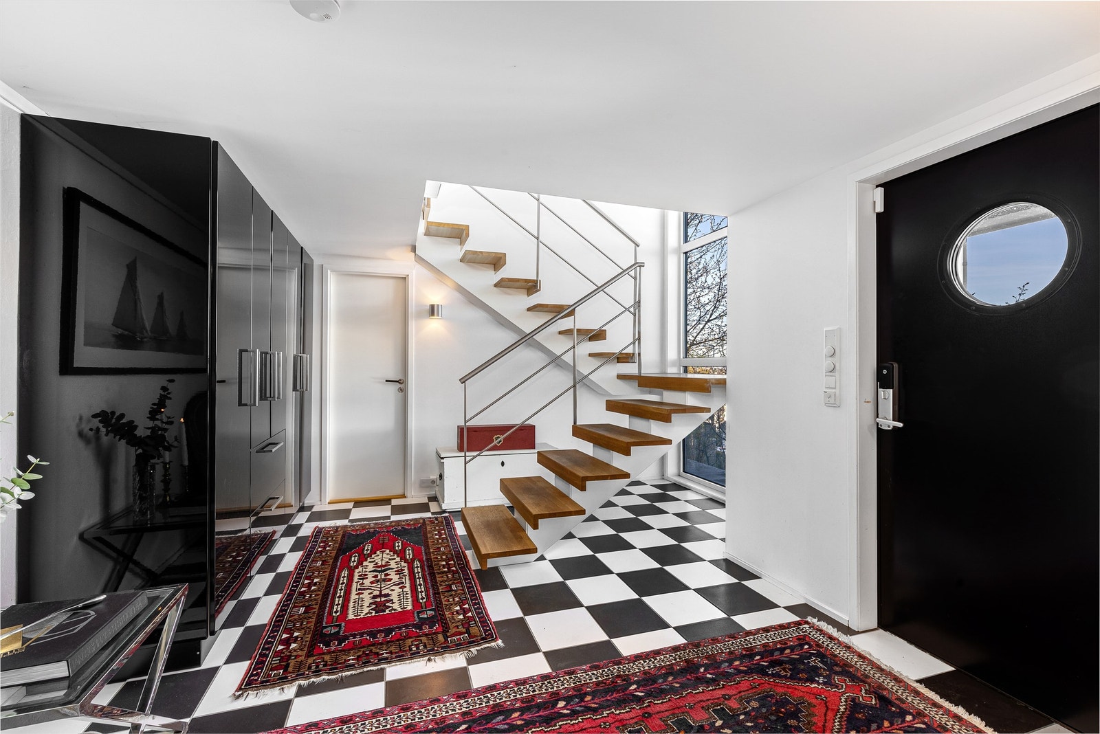 I trapperommet mellom underetasjen og 1. etasje er det store vindusflater. Galleribilde