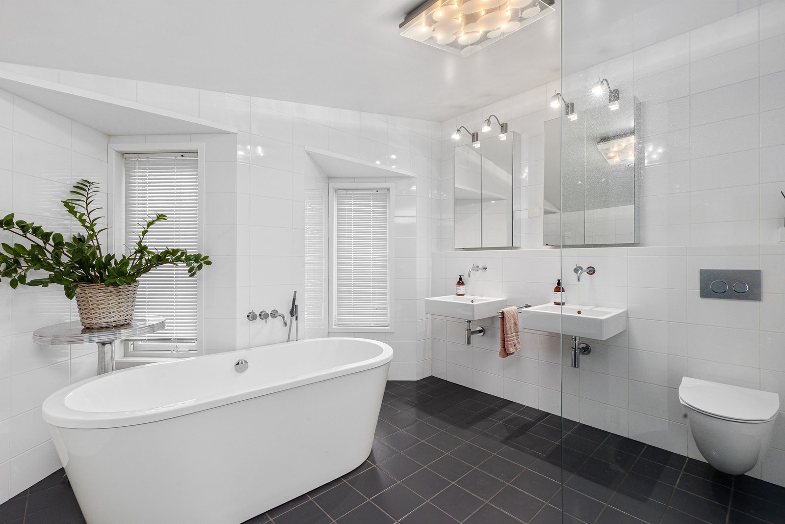 Hovedbadet er delikat og flislagt. Galleribilde