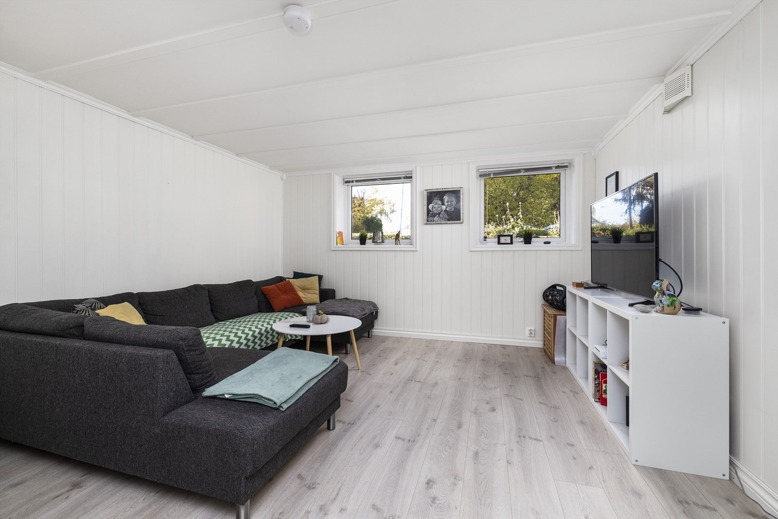 God plass til stor sofa. Galleribilde