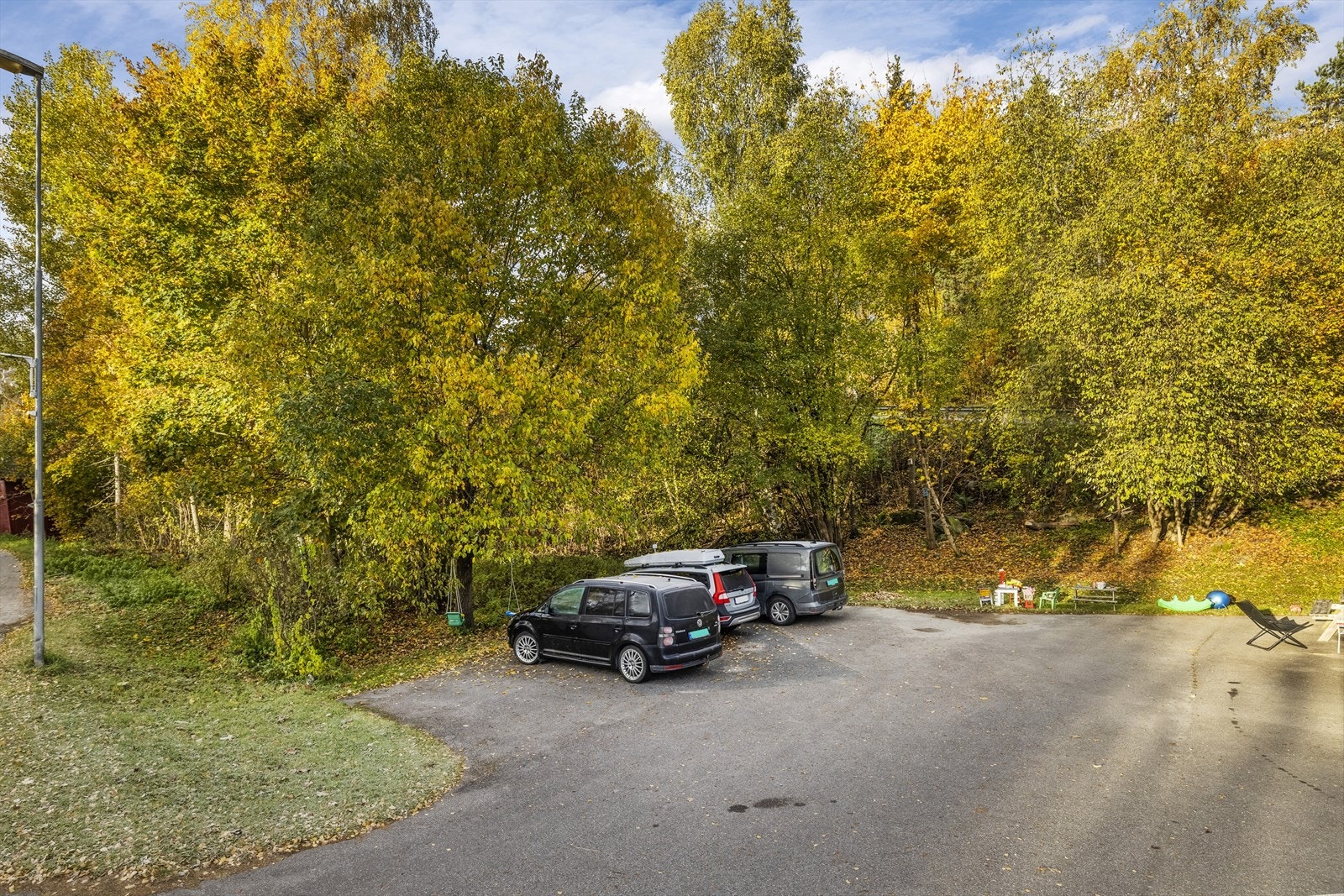 Parkering på felles parkeringsplass/gårdsplass. Galleribilde