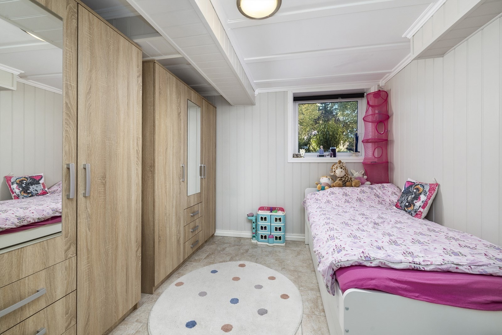 Det første soverommet har godt med skap til oppbevaring. Galleribilde