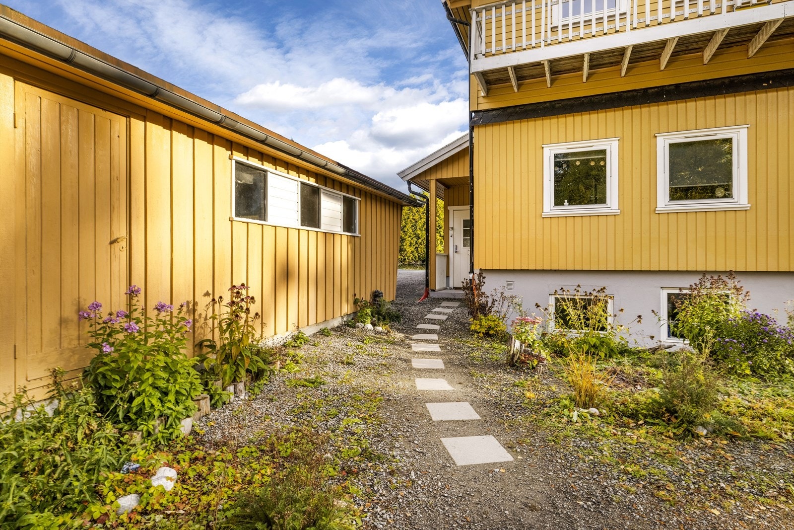 Leiligheten ligger i kjelleretasjen i bygget, med eget inngangsparti. Galleribilde