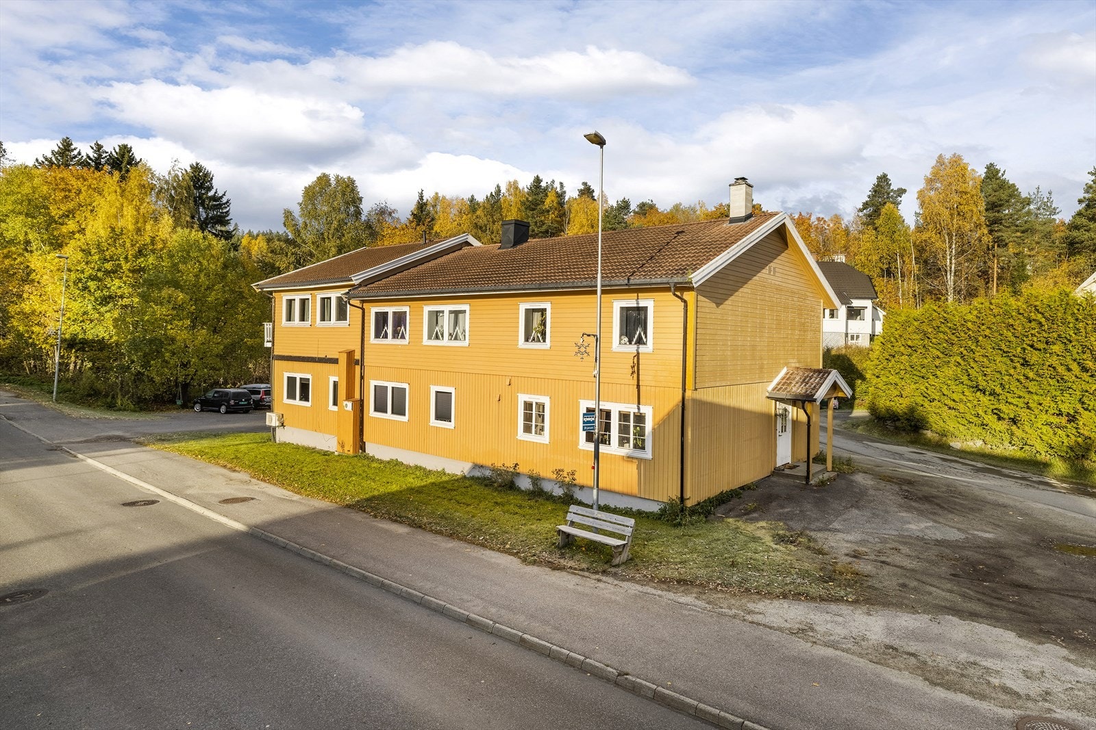 Leiligheten ligger sentralt i Geithus sentrum. Gangavstand til nærbutikker og Furumo idrettsanlegg. Galleribilde