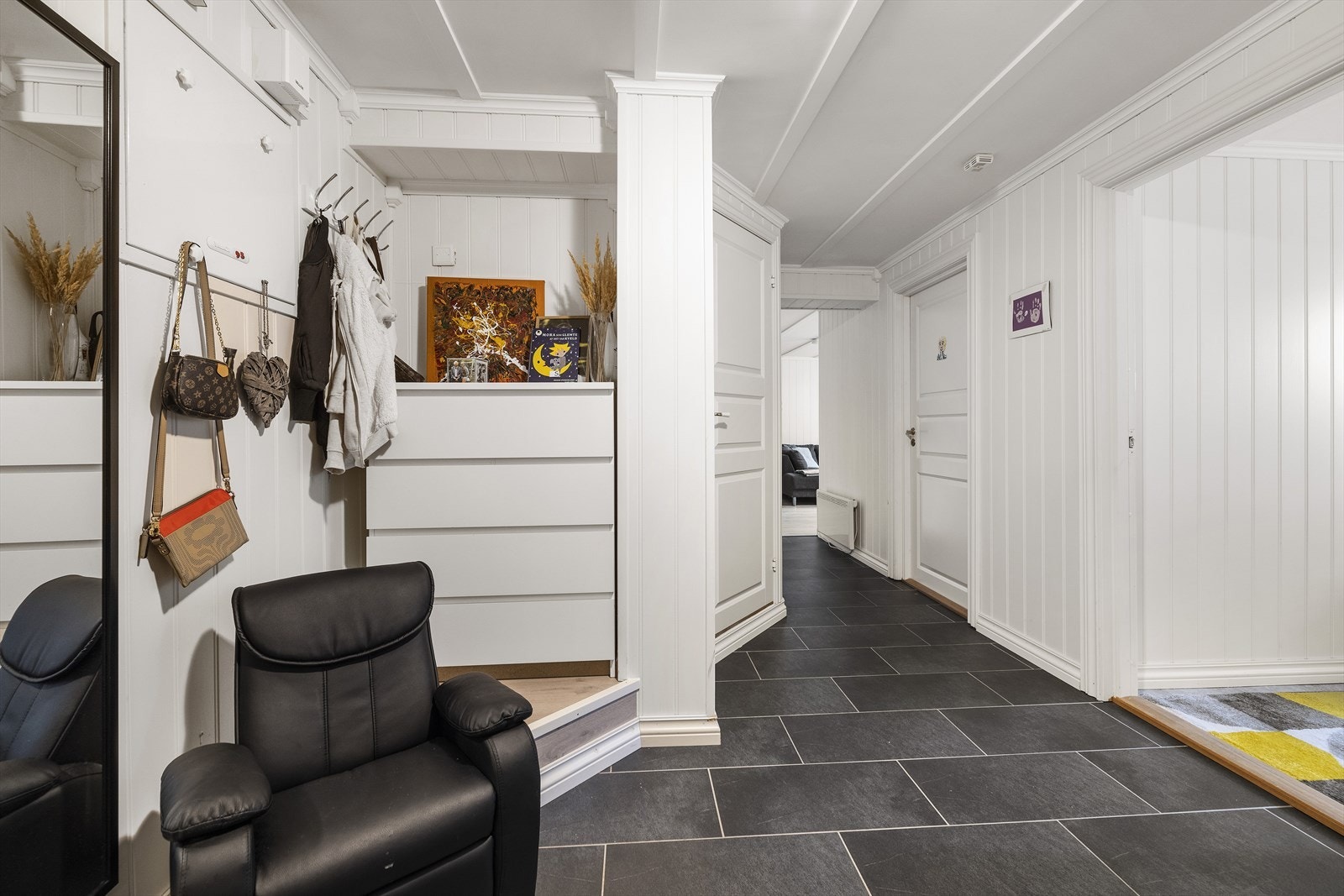 Entré med fliser på gulv og plass til å henge fra seg yttertøyet. Galleribilde