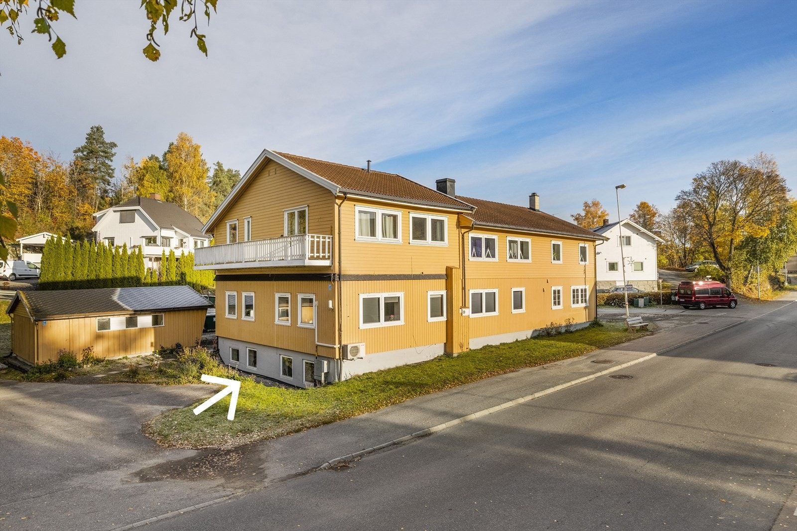 Leiligheten ligger i kjelleretasjen, her markert med pil. Galleribilde