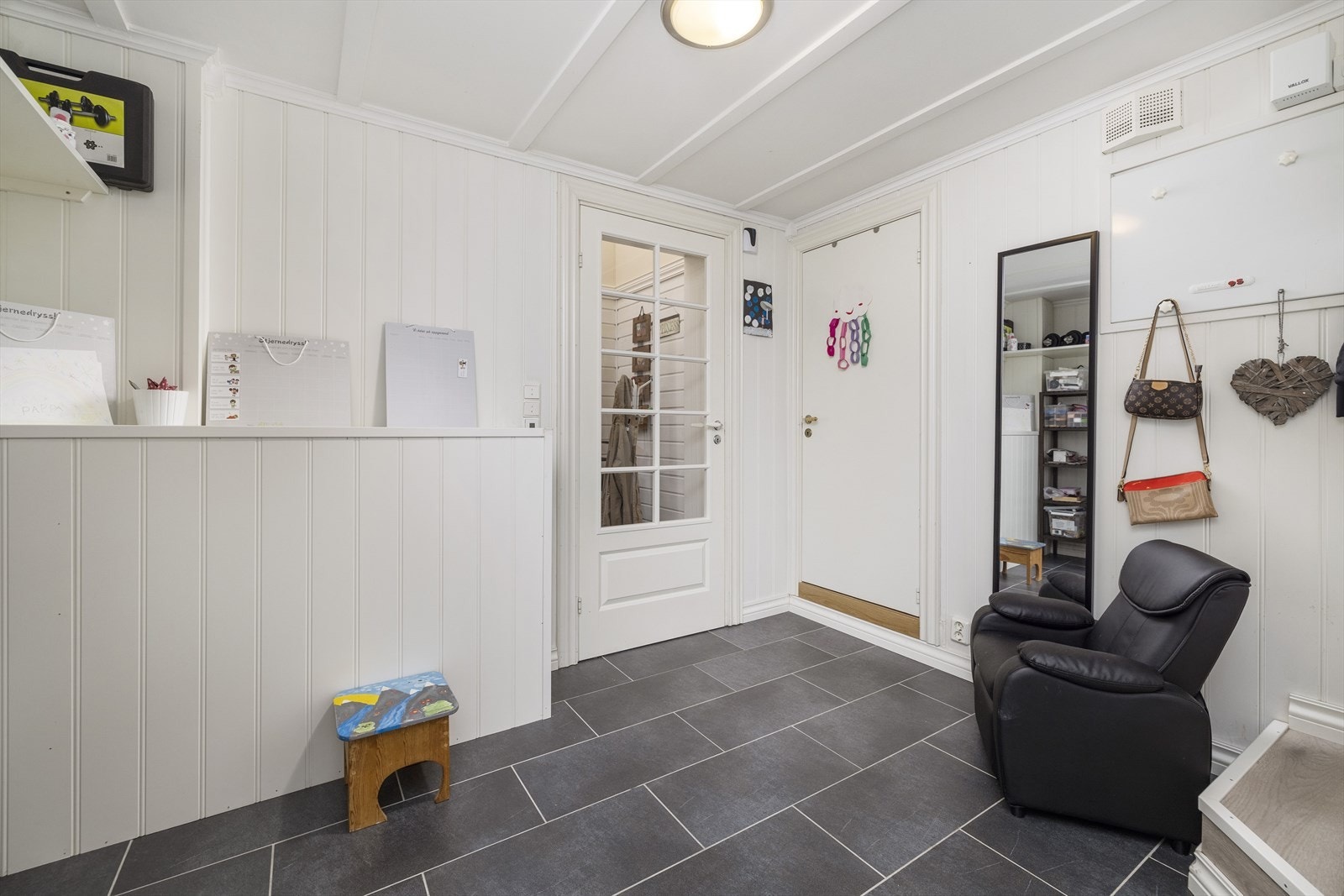 Lyst inngangsparti med lyse overflater. Galleribilde